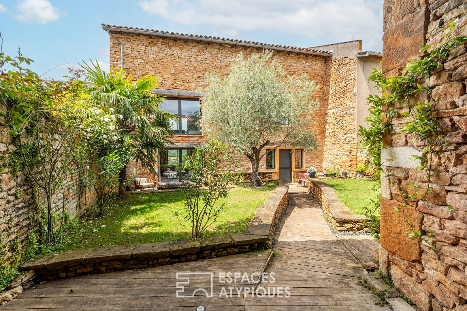 Photo Maison en pierres dorées et sa vue imprenable image 2/6