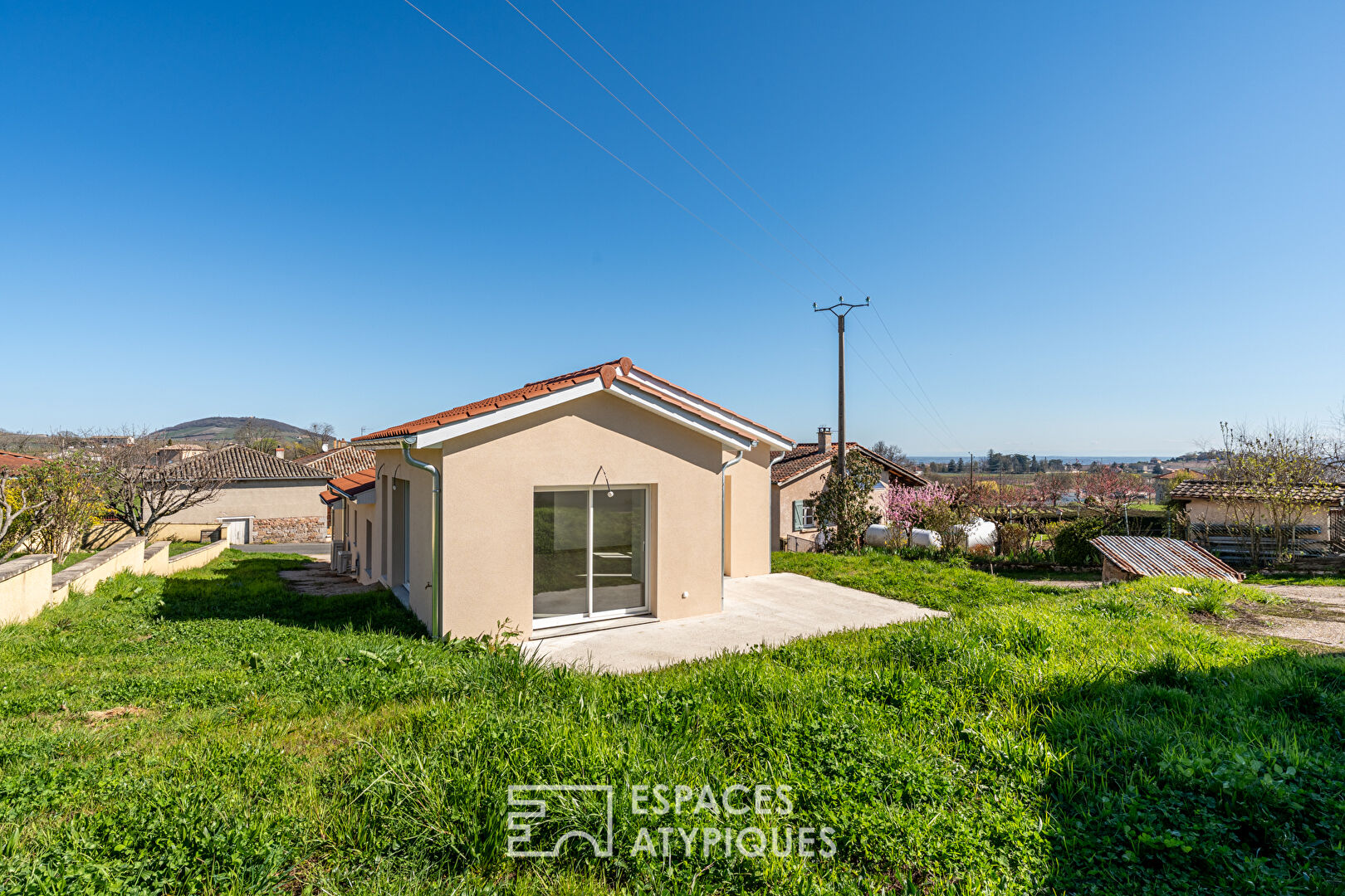 Maison neuve avec jardin et garage
