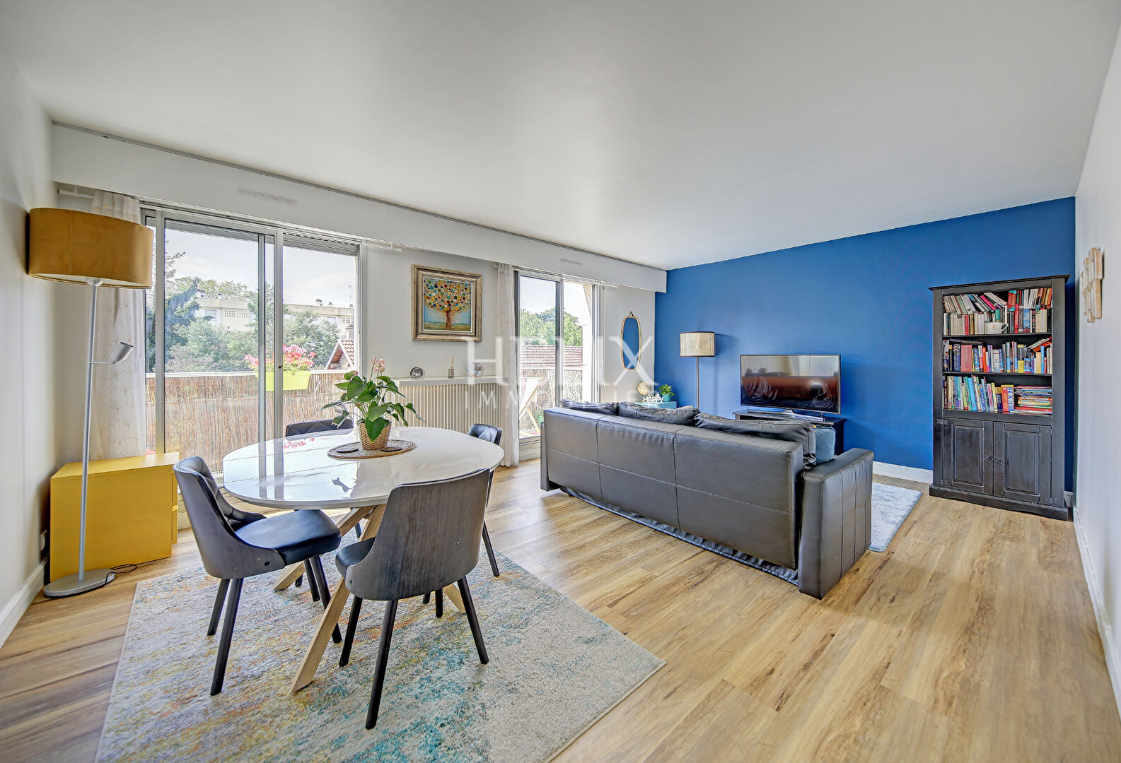 EXCLUSIVITÉ  -  Appartement 3 pièces traversant avec balcon et parkings à seulement 10 minutes à pied de la gare RER