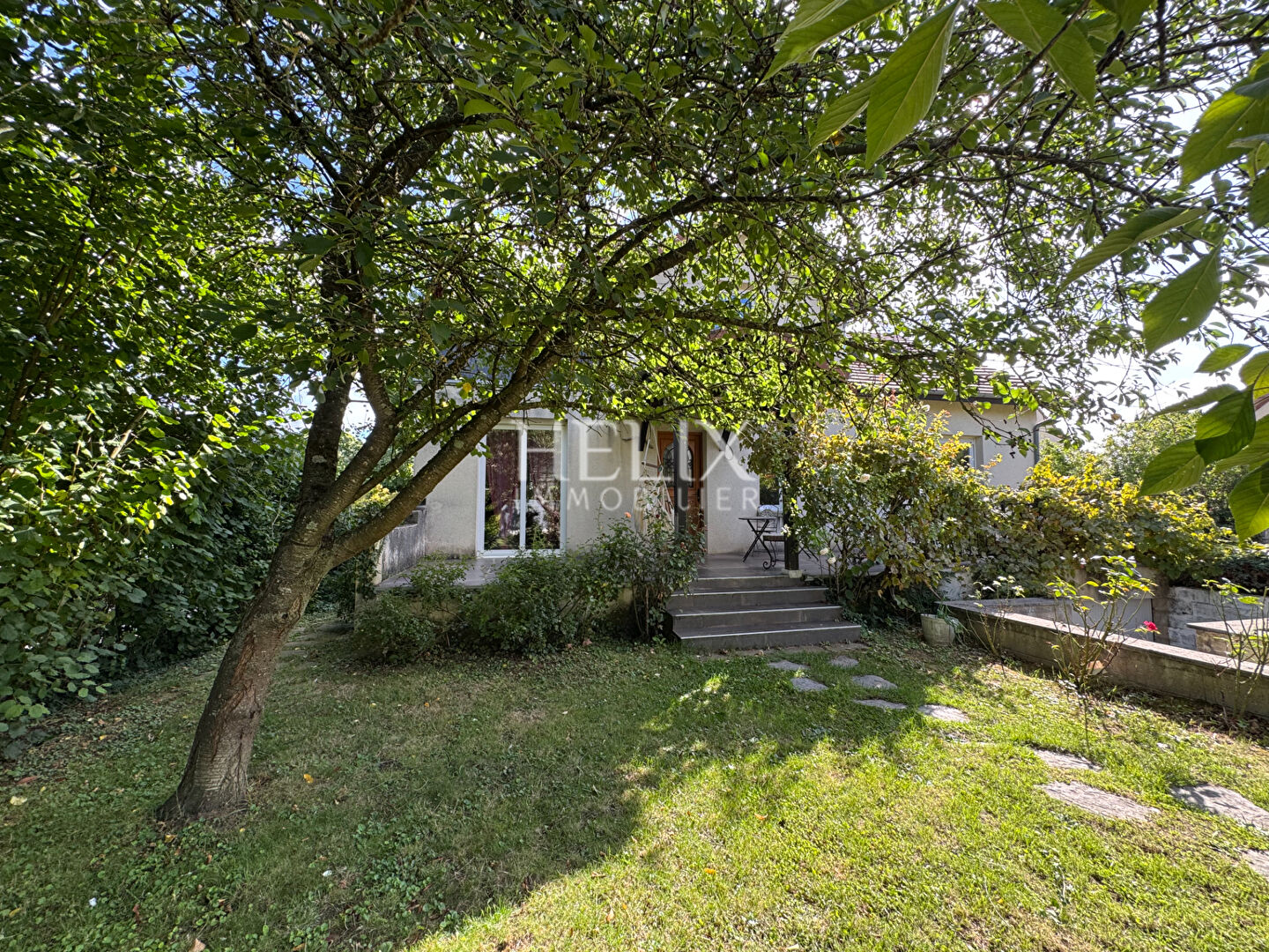 Jolie maison 163,41 M² à Orgeval, beau jardin paysager, calme et tranquillité, A13/A14 facile!