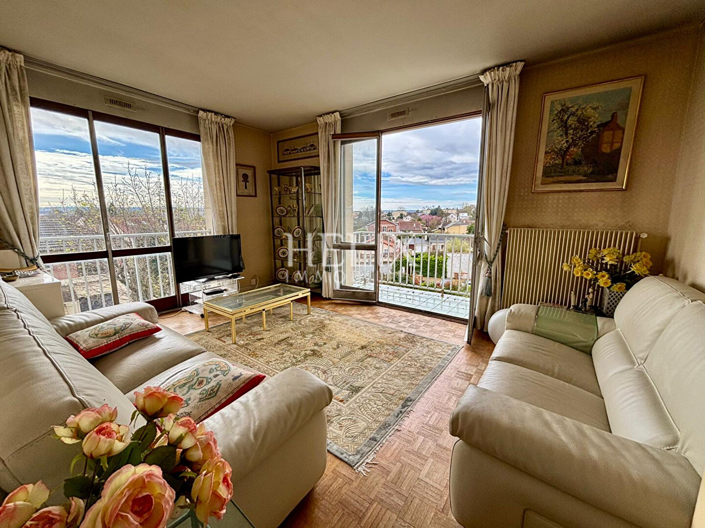 Au 3 ème et dernier étage, belle vue dégagée dans un immeuble Pierre de taille