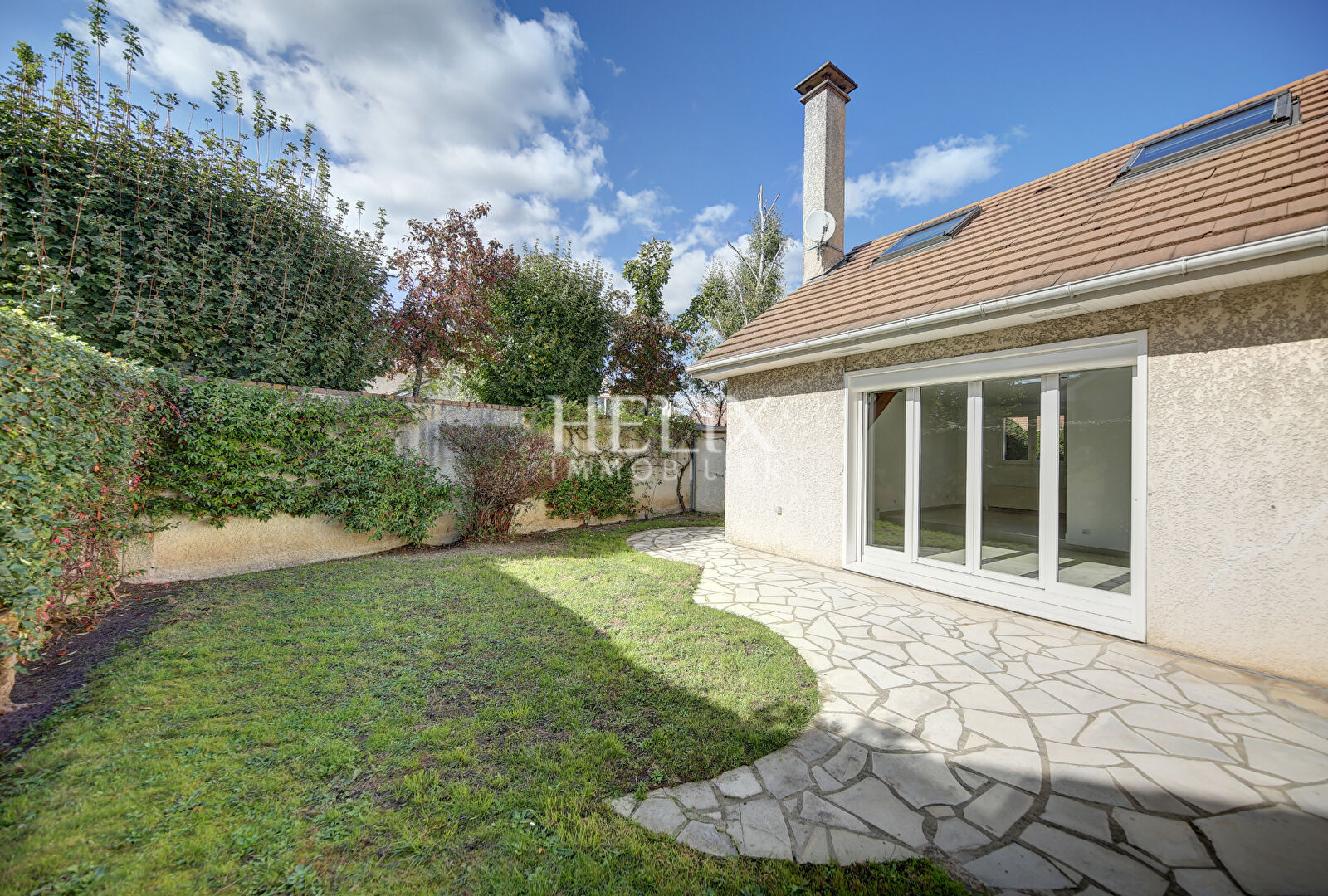 Maison Montesson 155 m2 avec une chambre au rez-de-chaussée et jardin agréable