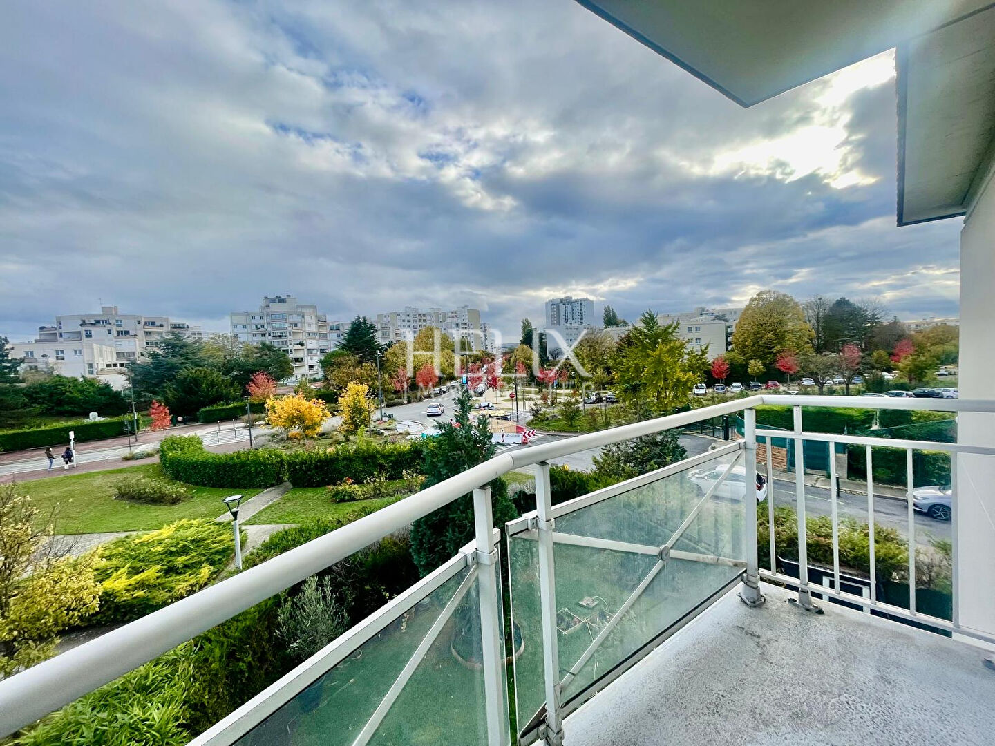 Bel appartement rénové avec balcon ascenseur  et parking
