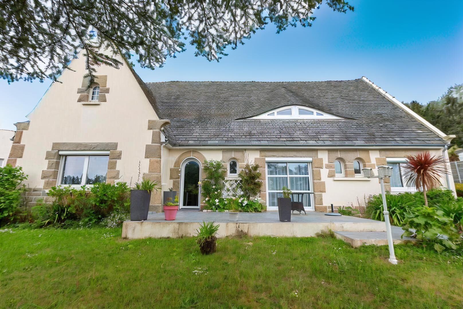YFFINIAC CENTRE - MAISON FAMILIALE AVEC VIE DE PAIN-PIED
