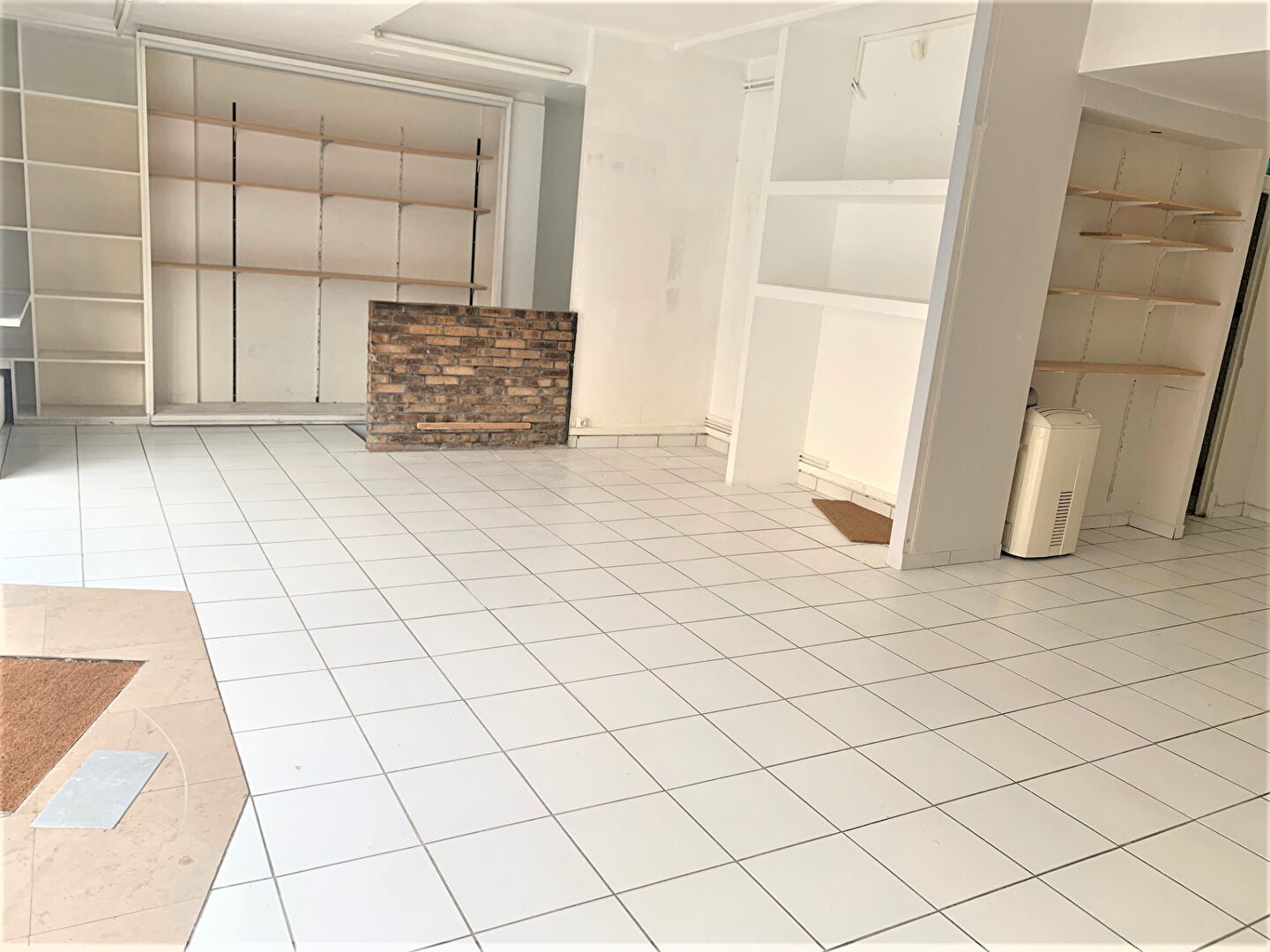 Photo Local commercial Courbevoie 82 m2 image 2/6