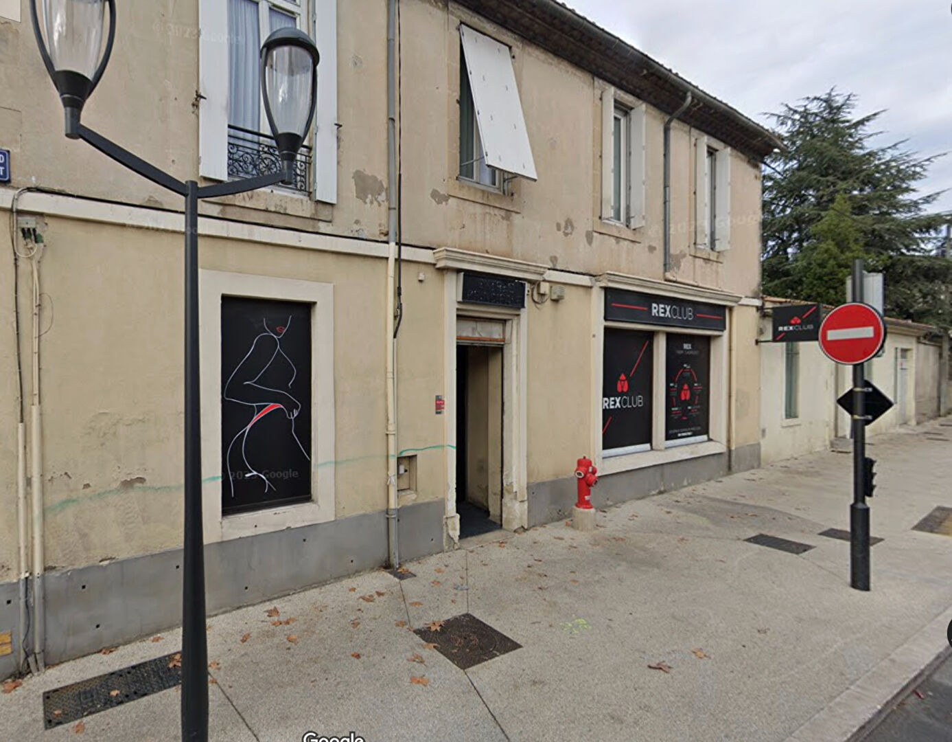 A VENDRE LOCAL PROFESSIONNEL/COMMERCIAL Nimes de 170 m2