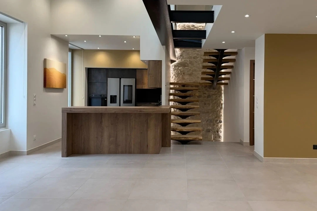 ARÈNES DE NÎMES - RARE MAISON DE VILLE RÉNOVÉE À NEUF