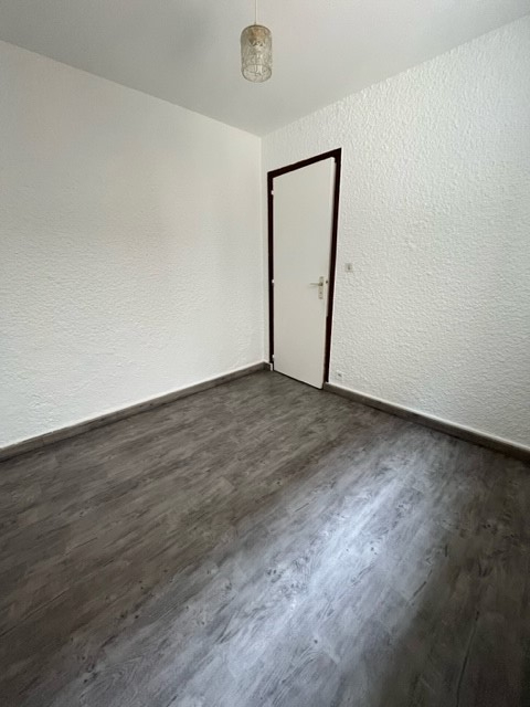 Photo T2 refait à neuf avec courette image 5/6