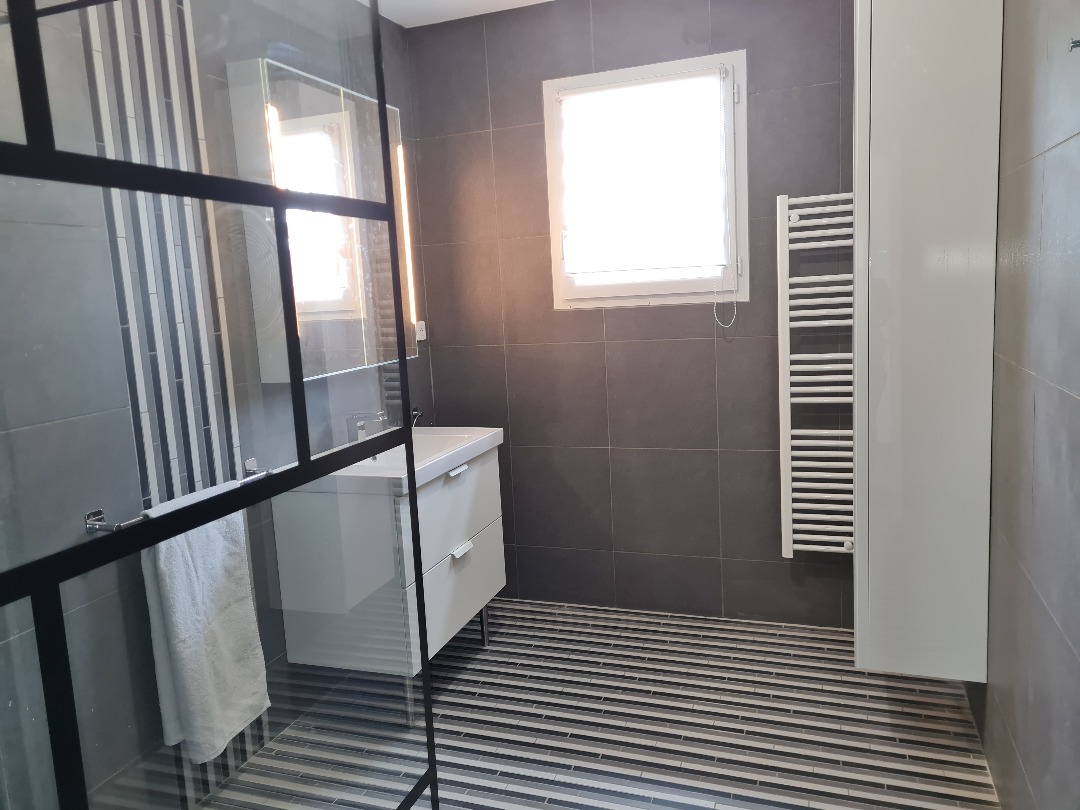 Photo MAISON T6 à CHAMPFORGEUIL image 5/6