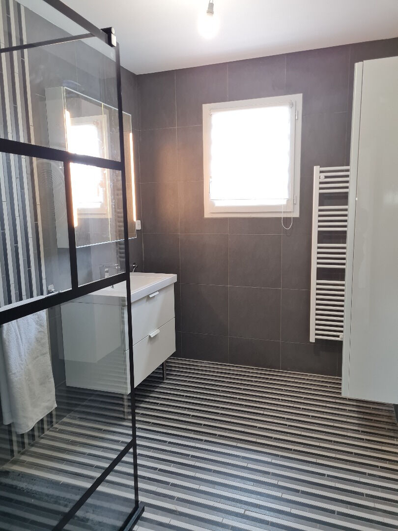 Photo MAISON T6 à CHAMPFORGEUIL image 6/6