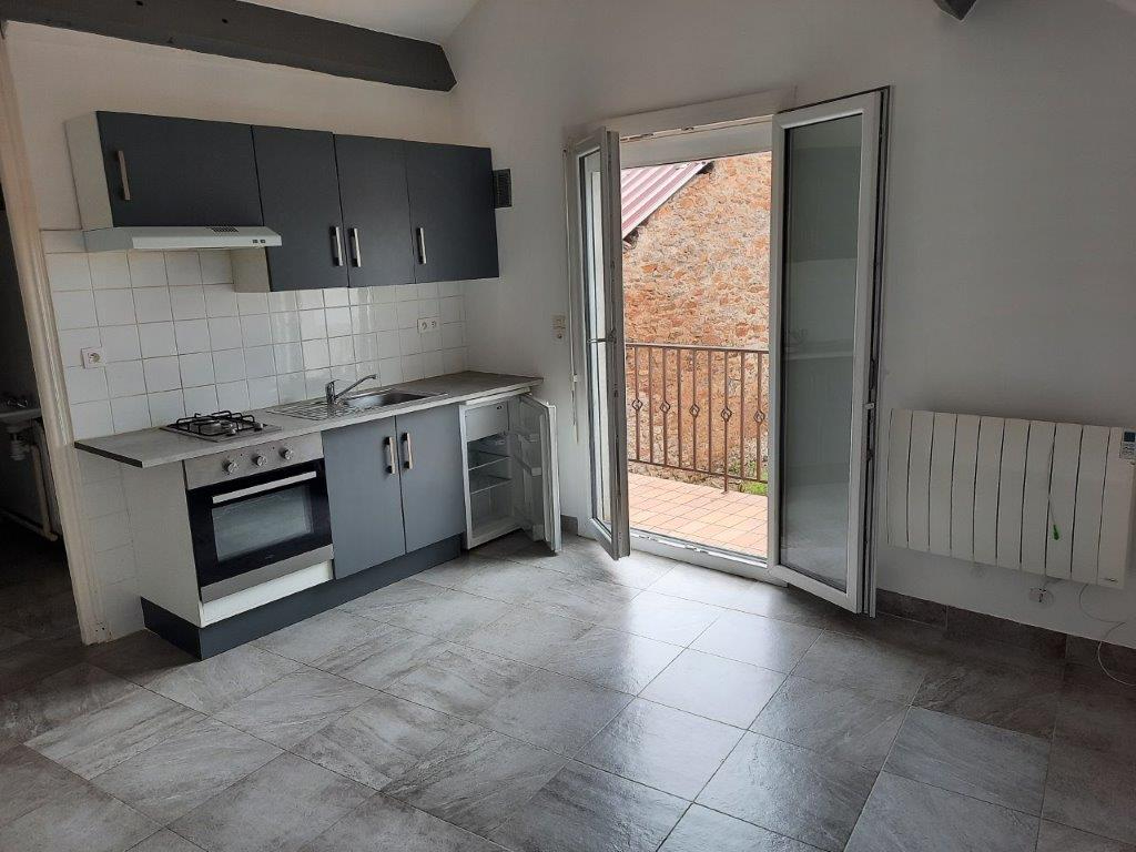 Studio entièrement rénové avec balcon et parking