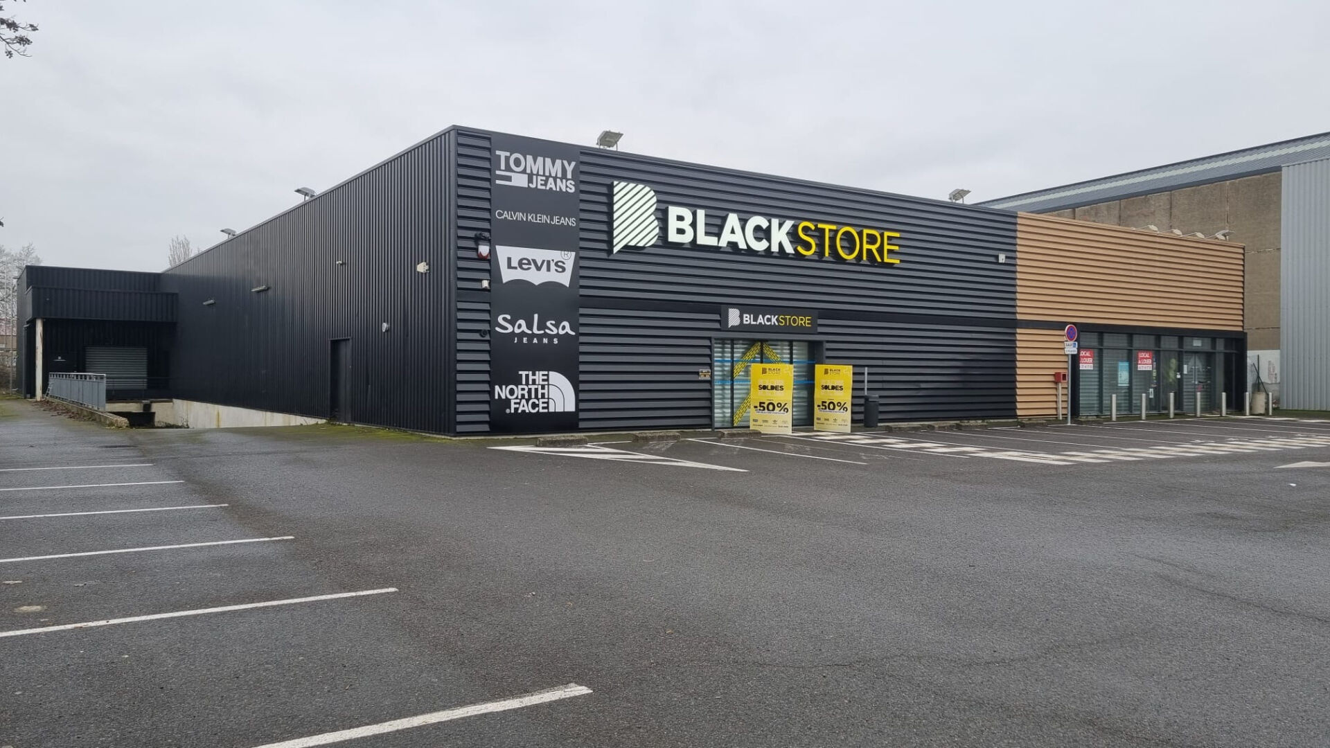 Photo Local commercial Yzeure 1500 m2 image 2/6