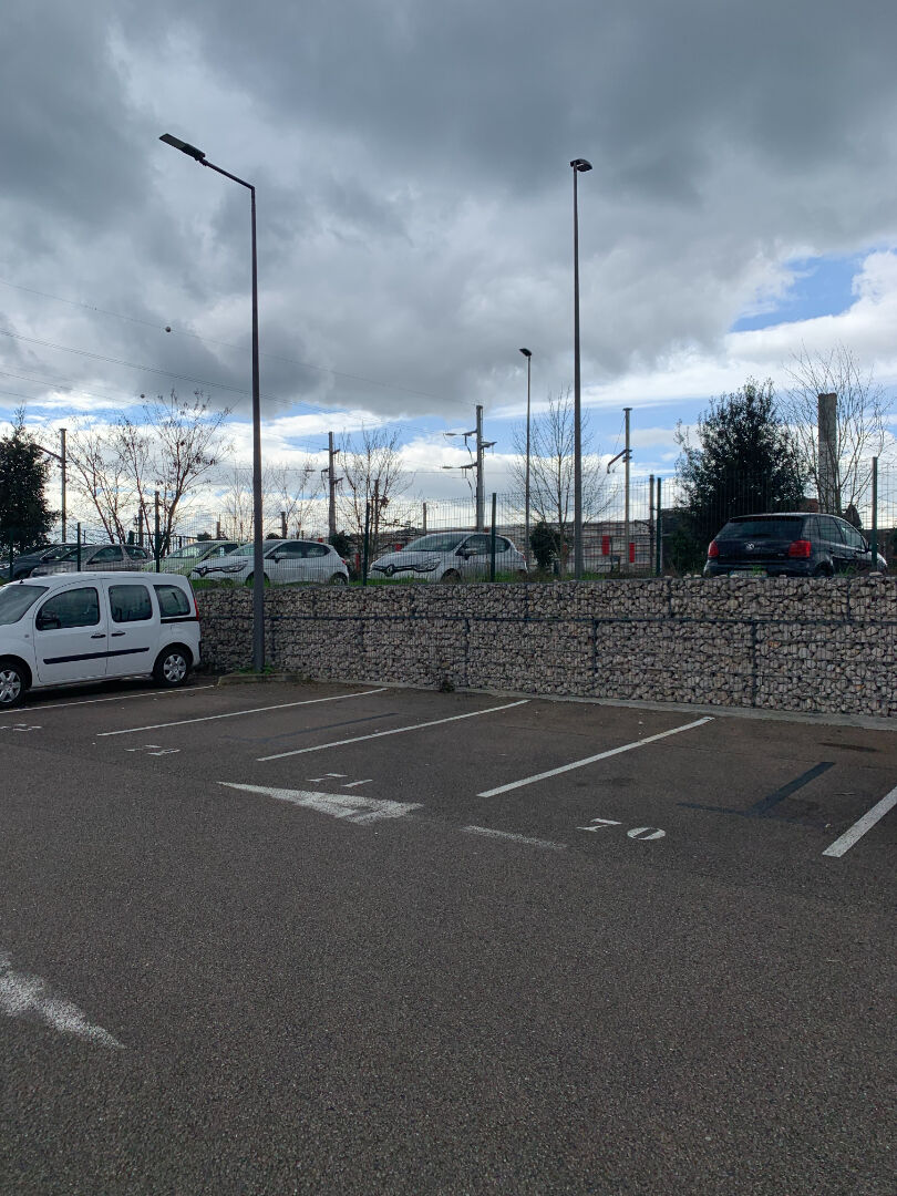 place de parking sécuriée proche quai de saone