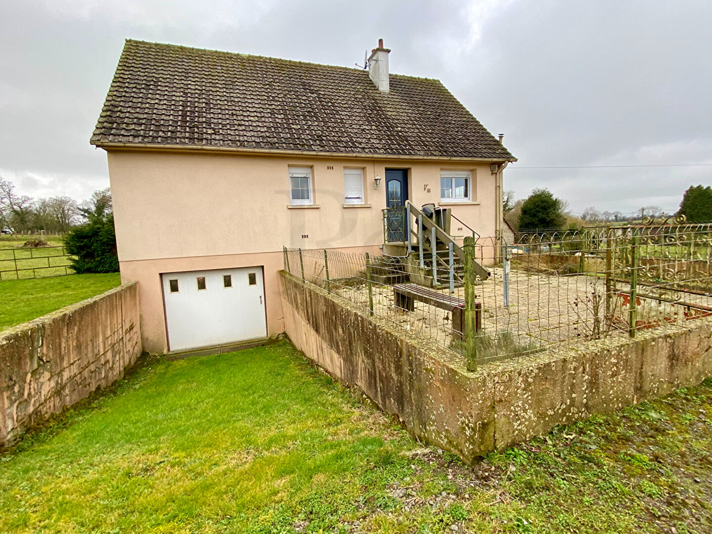 Pavillon et dépendances sur 9 000 m² à vendre