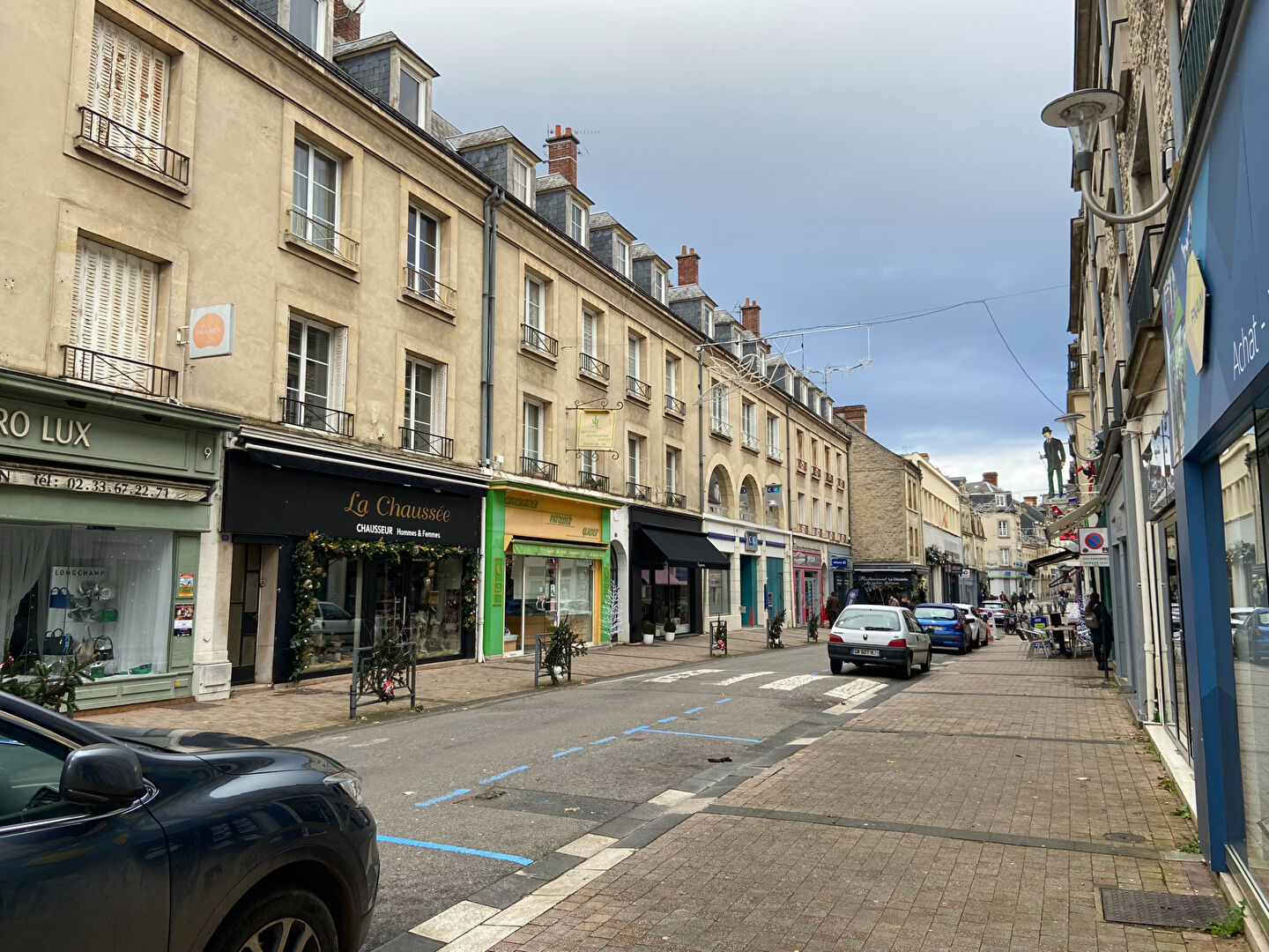 Local commercial + appartement + grenier vendu loués - centre ville d'ARGENTAN 61200