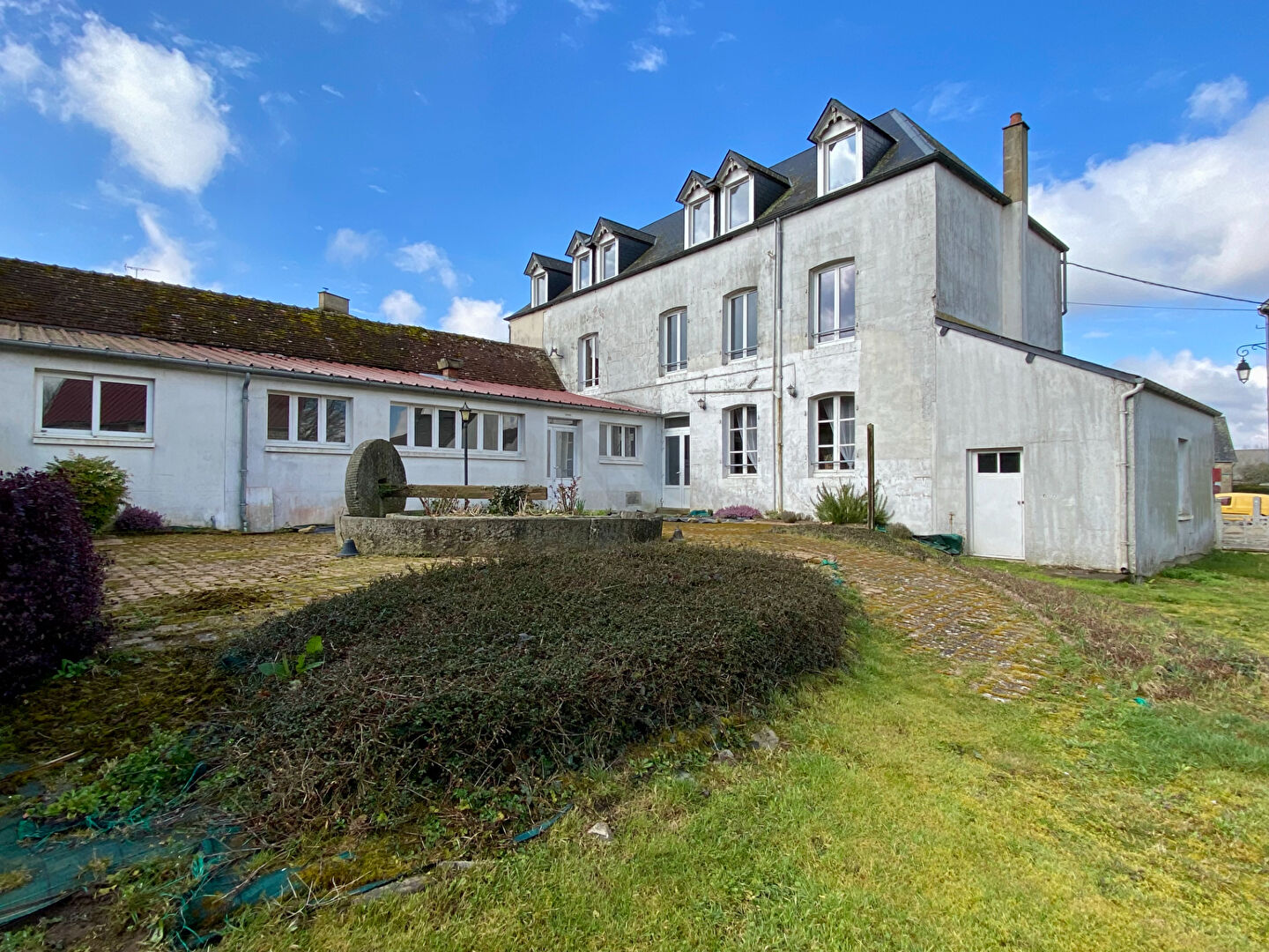 Photo CARROUGES - Ensemble Immobilier à vendre image 1/6