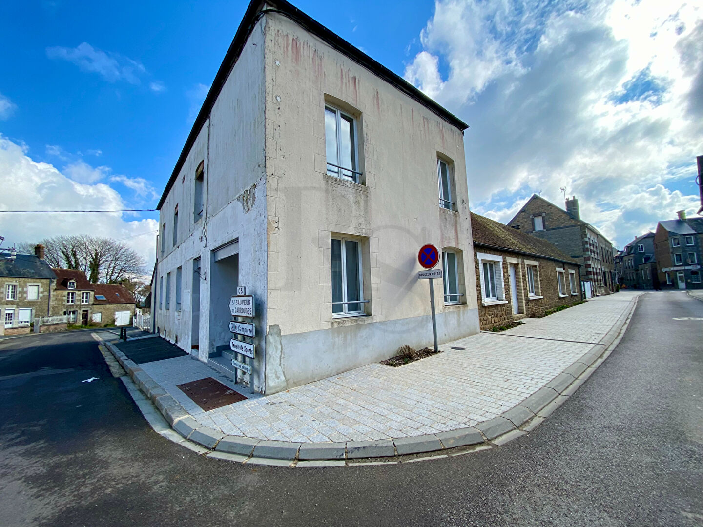 Photo CARROUGES - Ensemble Immobilier à vendre image 2/6