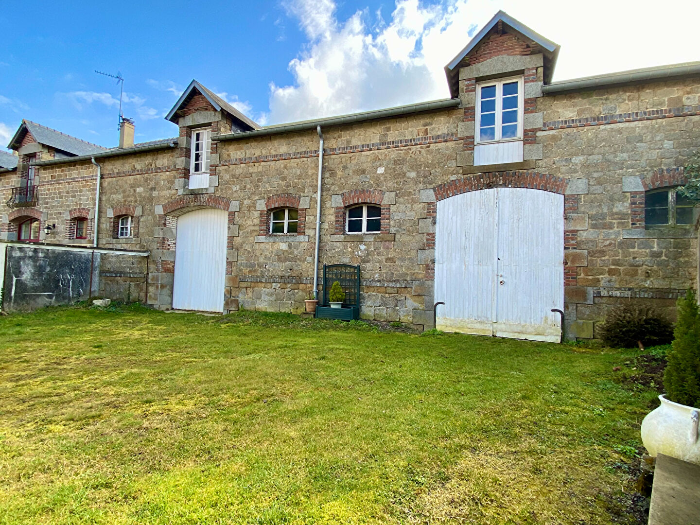 Photo CARROUGES - Ensemble Immobilier à vendre image 3/6
