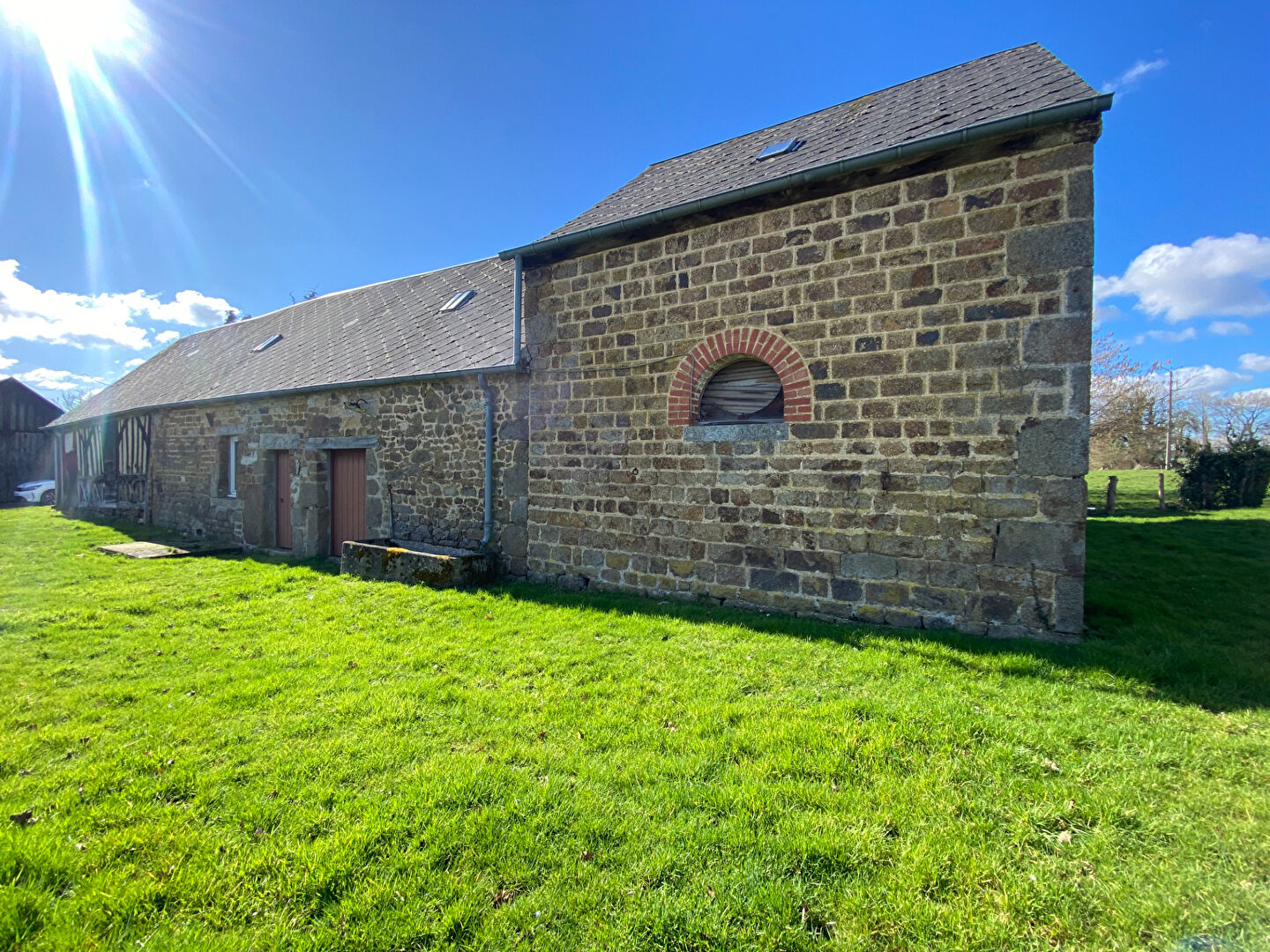 Exclusivité RS : Maison à rénover + dépendances St Mars d'Egrenne