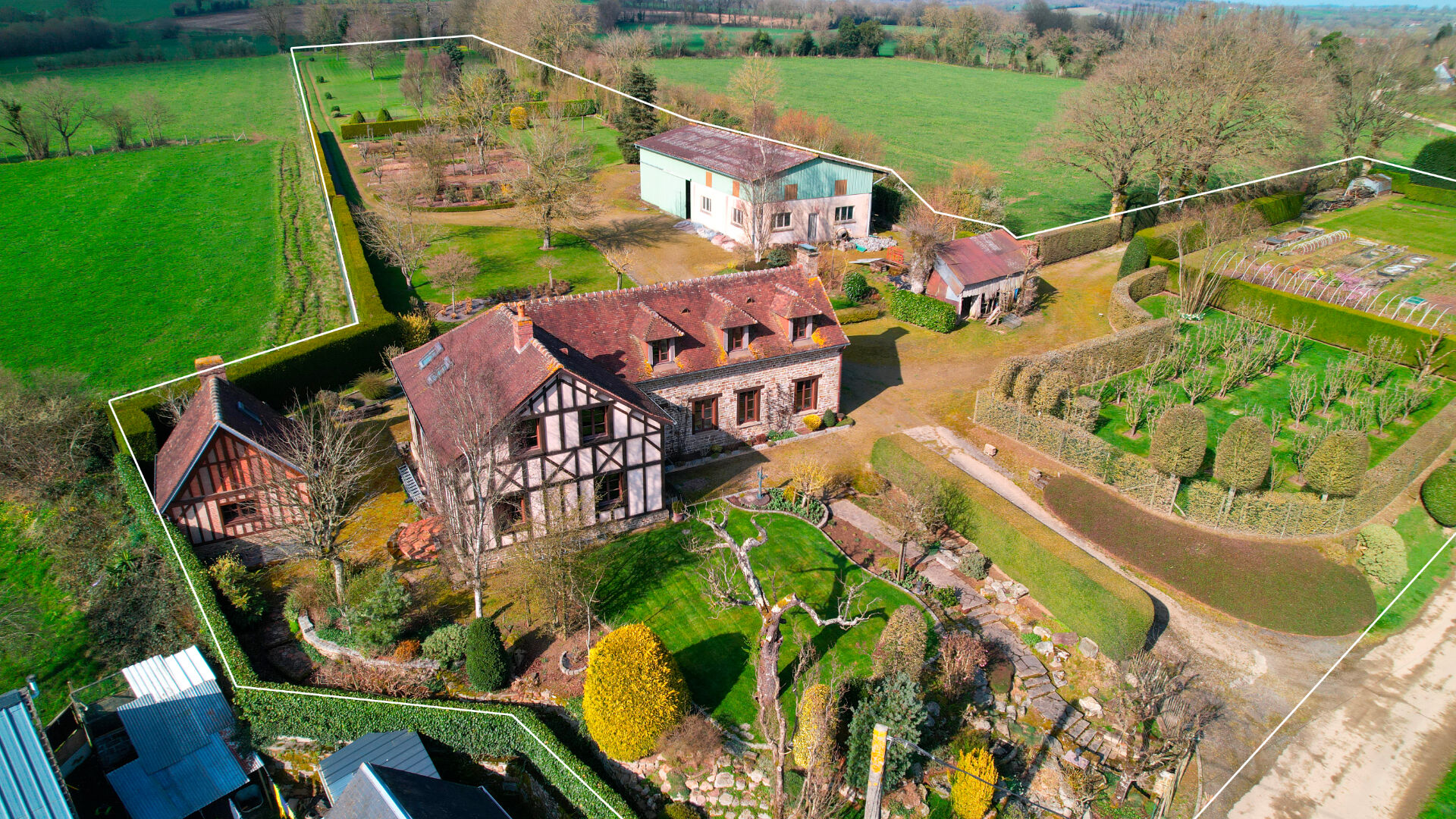 LOUGE-SUR-MAIRE, propriété de caractère à vendre avec 1,45 hectares