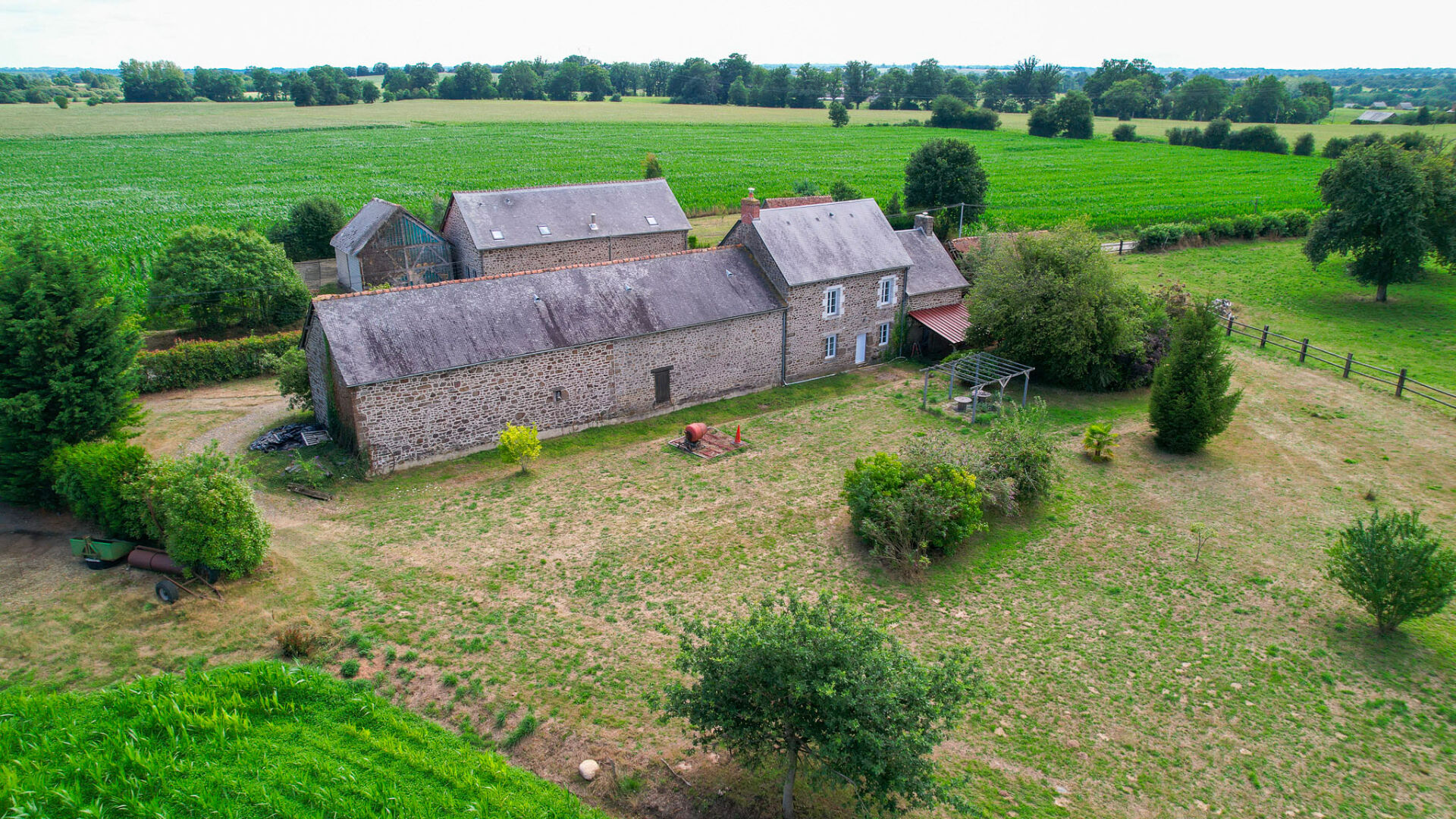 Photo Exclusivité RS : Longère à Ceaucé, avec dépendances, 3500m2 de terrain possibilité 2.3 hectares idéal chevaux image 1/6