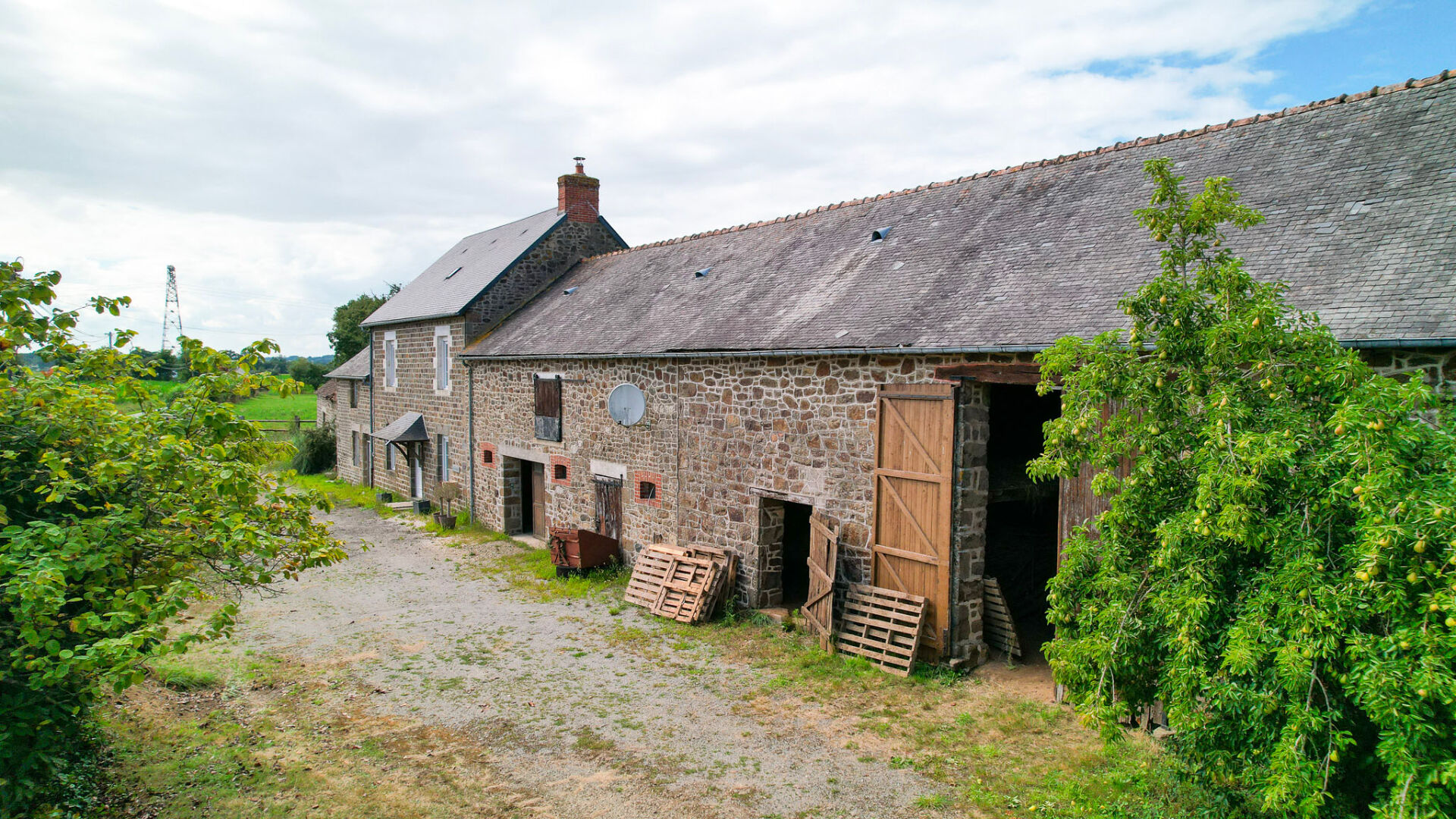 Photo Exclusivité RS : Longère à Ceaucé, avec dépendances, 3500m2 de terrain possibilité 2.3 hectares idéal chevaux image 2/6