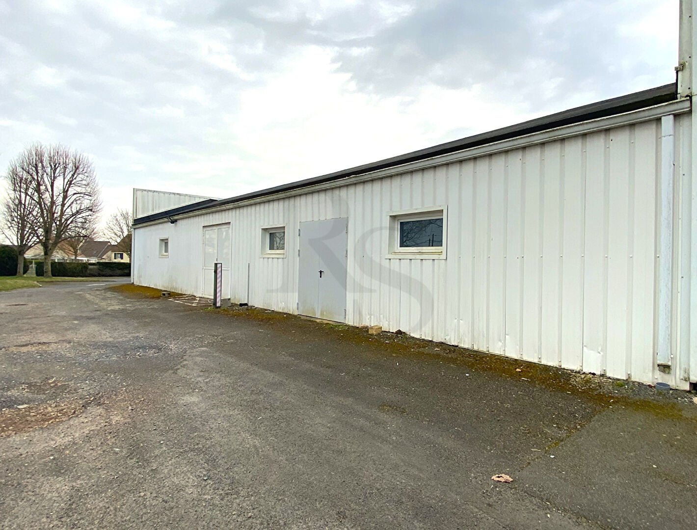 À LOUER - ENTREPÔT / LOCAL COMMERCIAL 90 m² FALAISE (14)