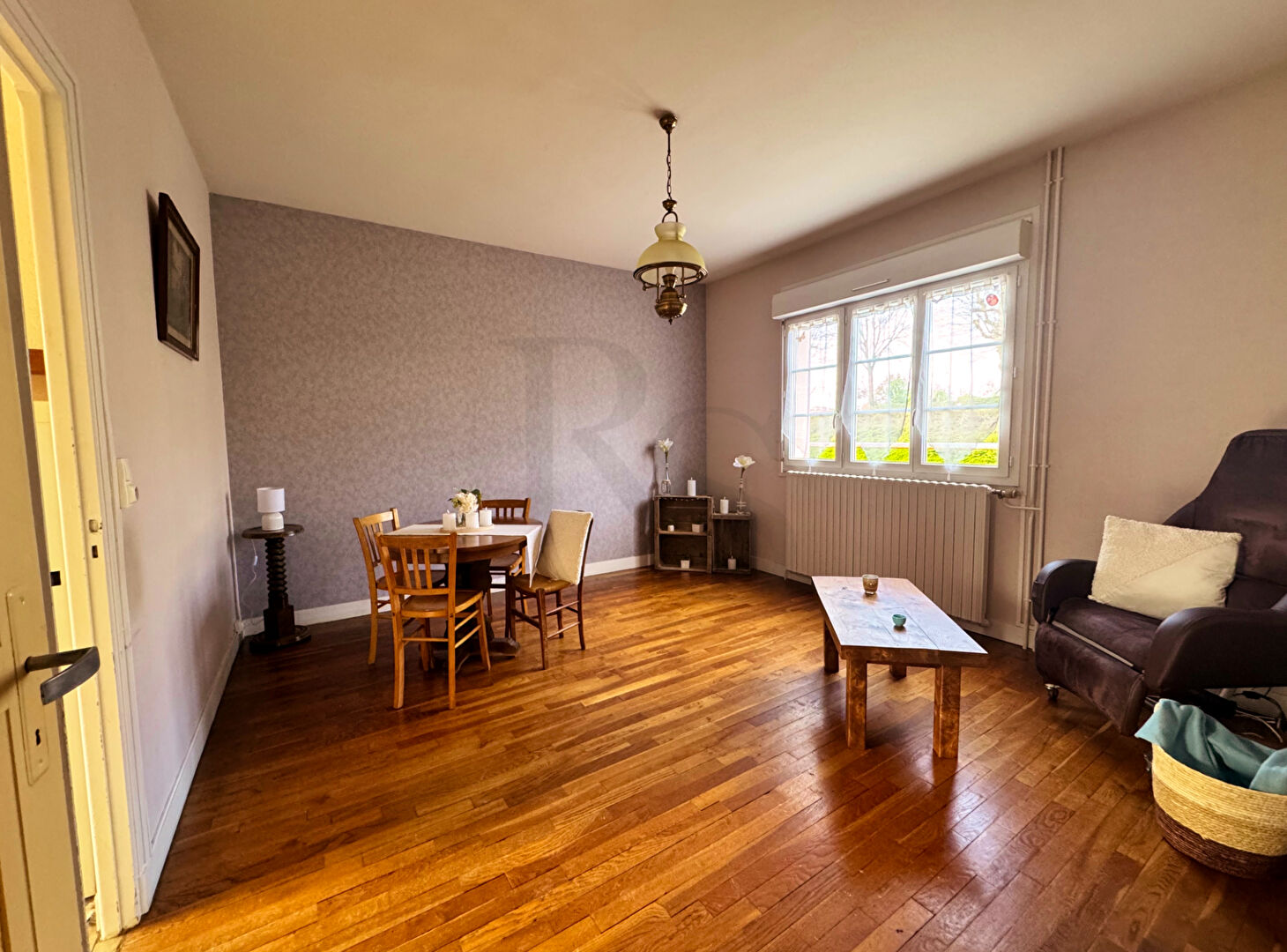 Maison de ville avec garage et jardin, à vendre