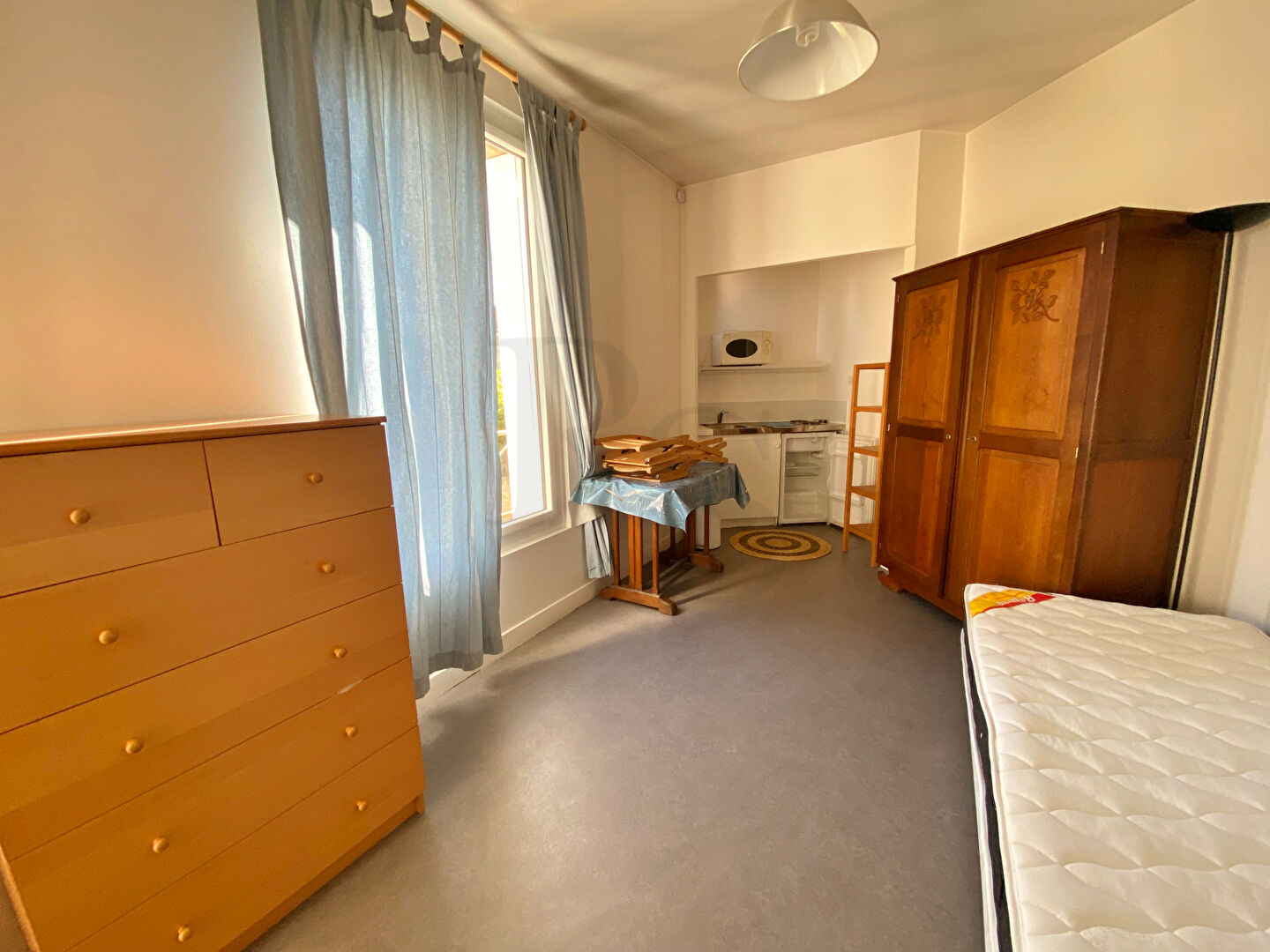 ARGENTAN - STUDIO MEUBLE AVEC CHARGES COMPRISES