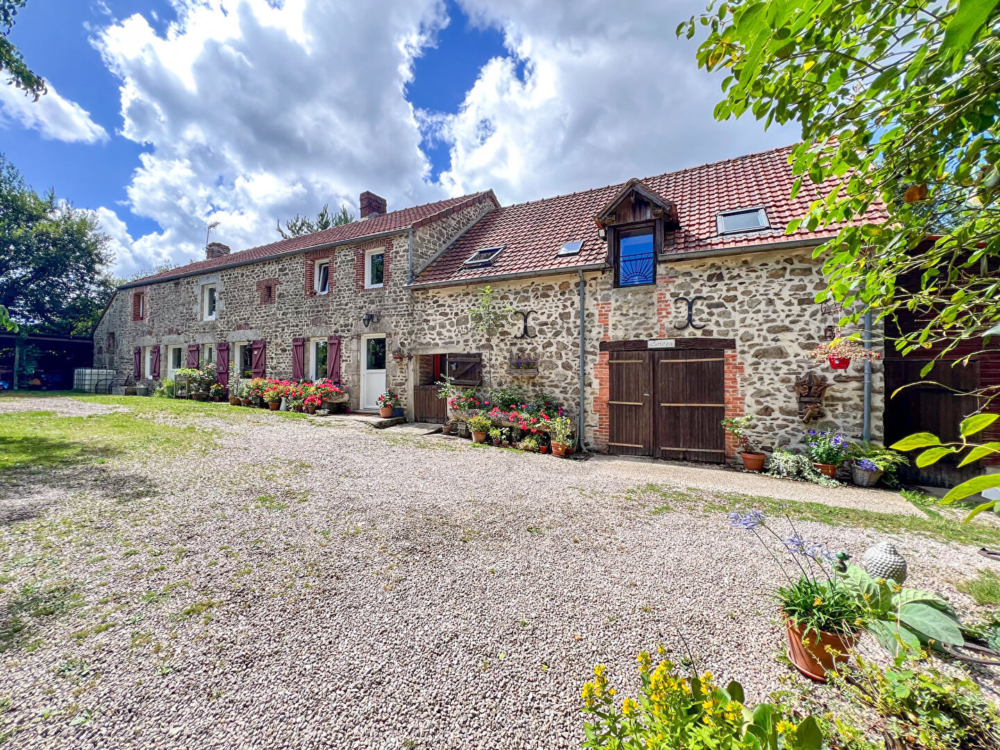 Elégante propriété de 10 pièces au pied de la forêt sur 7 hectares de prairie.