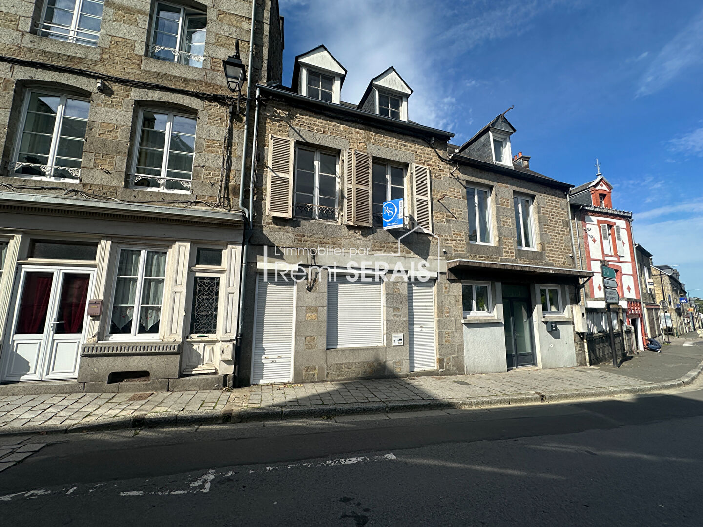 TINCHEBRAY (Normandie) - Maison de bourg en pierres à rénover