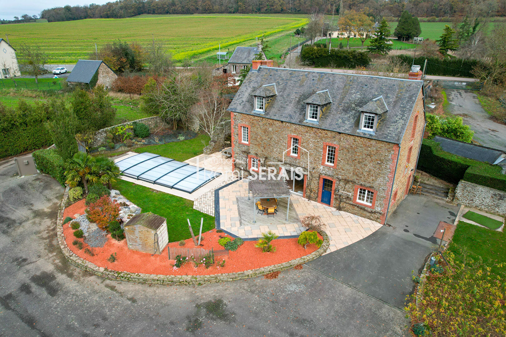 À vendre - Maison de caractère avec piscine et dépendance à Clécy, au coeur de la Suisse Normande