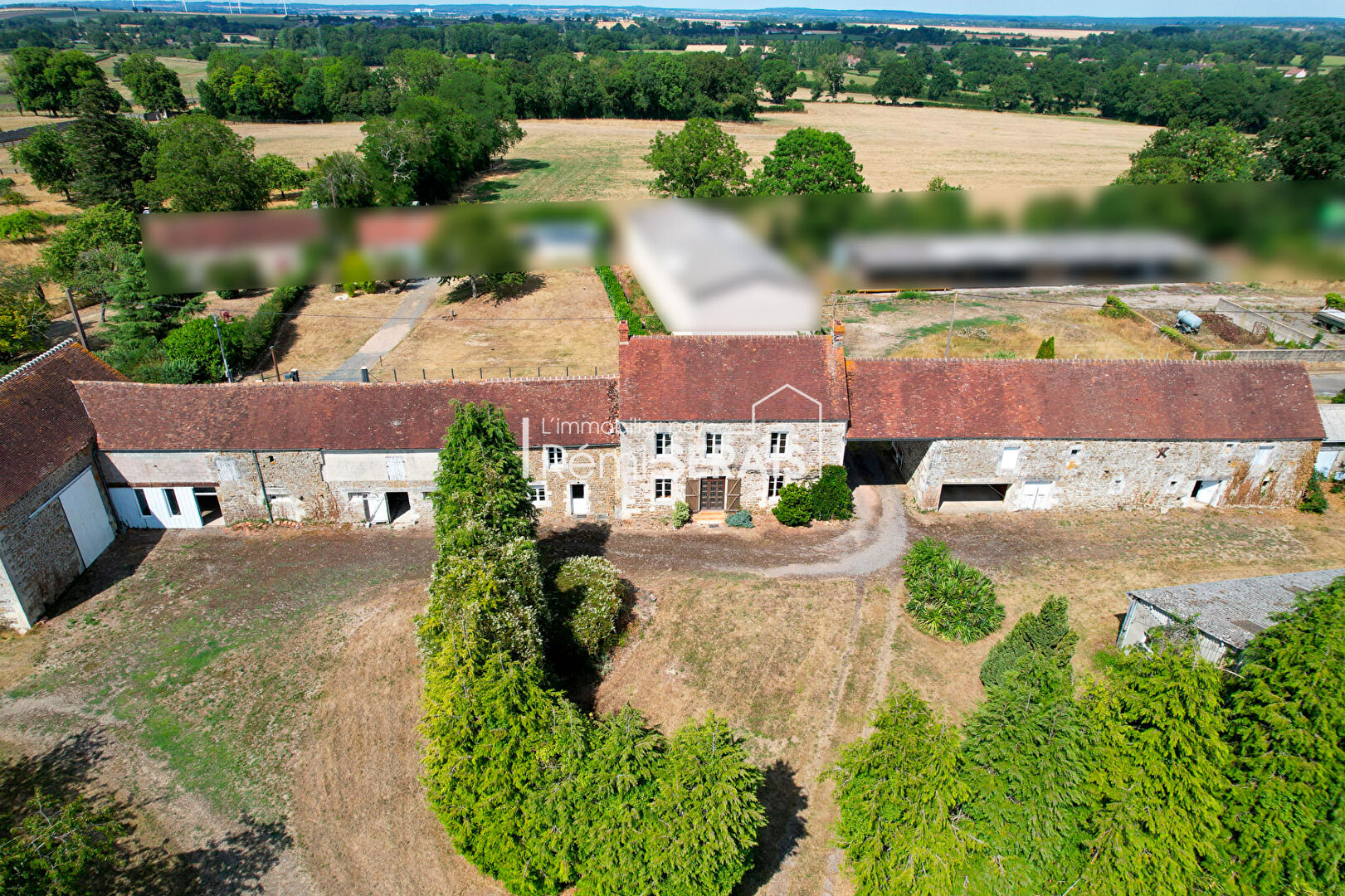 Ancien corps de ferme à rénover avec dépendances près d'Argentan