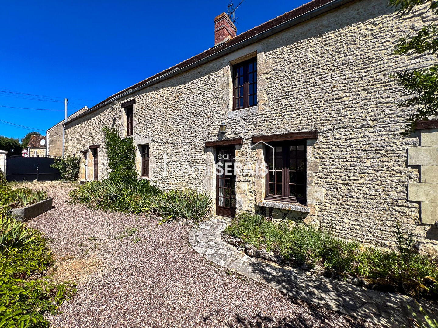 Maison en pierre de caractère avec dépendances et terrain clos proche de FALAISE
