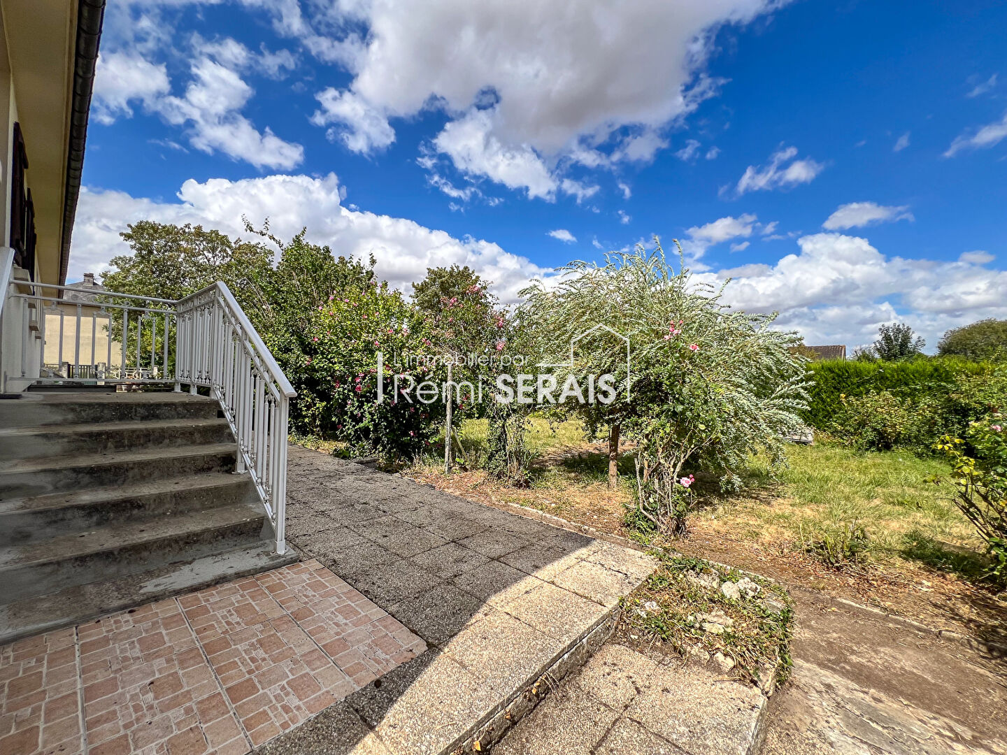 Exclusivité à Potigny : maison surélevée avec jardin et sous-sol