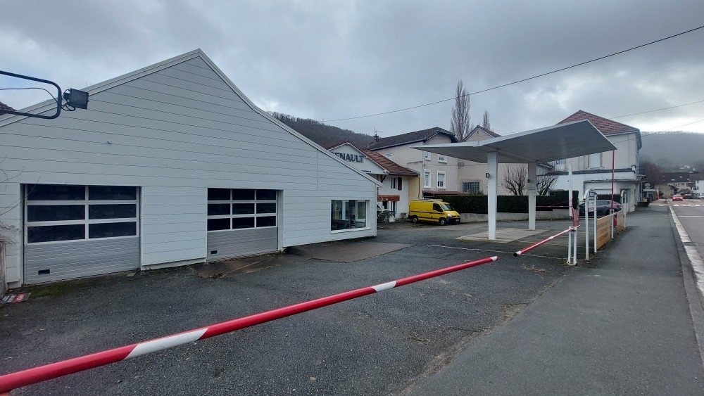 Bâtiment Professionnel de 250m2 + partie habitation de 130m2