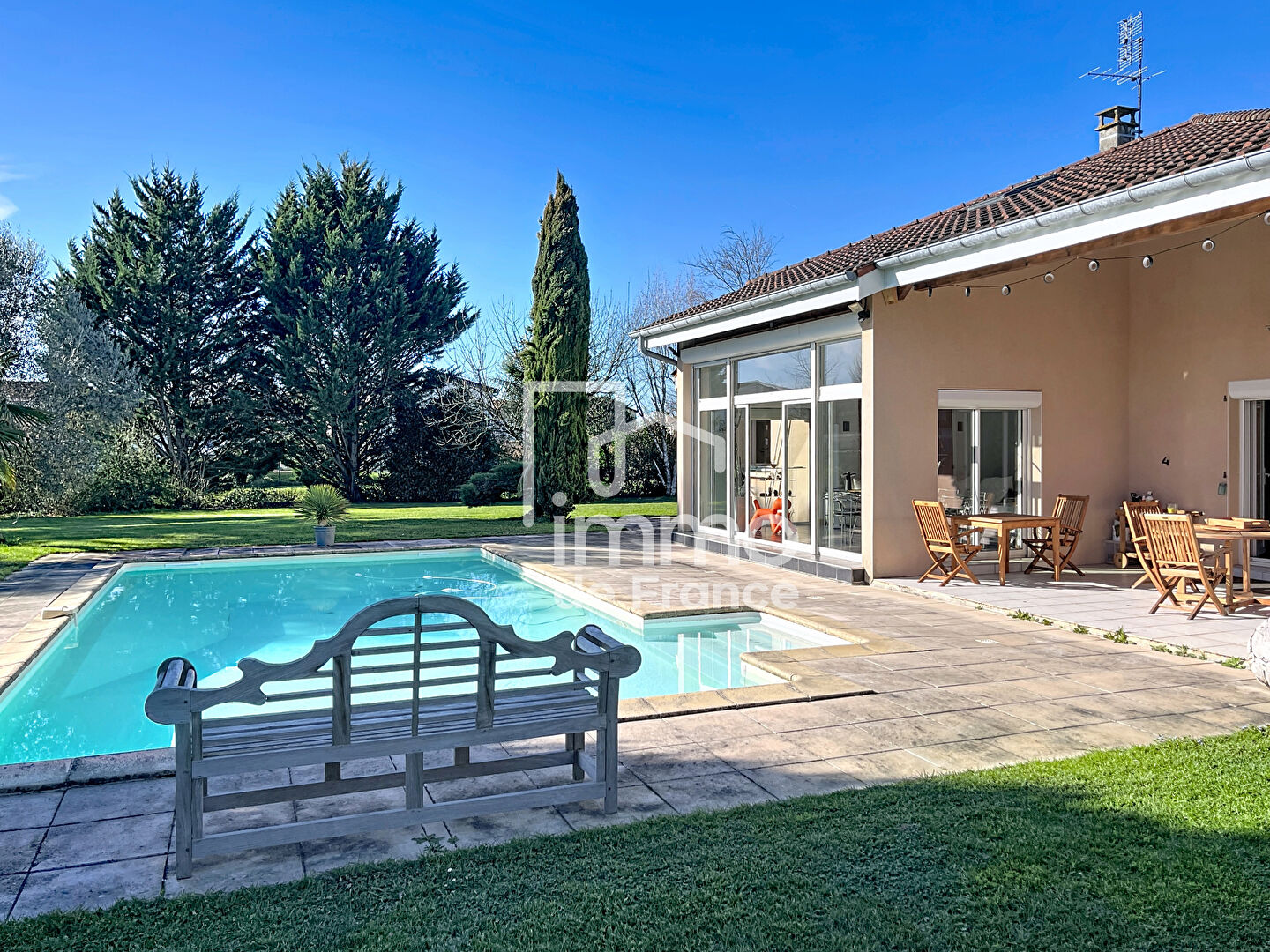 Maison familiale 5 chambres avec piscine sur terrain arboré de 2 000 m²