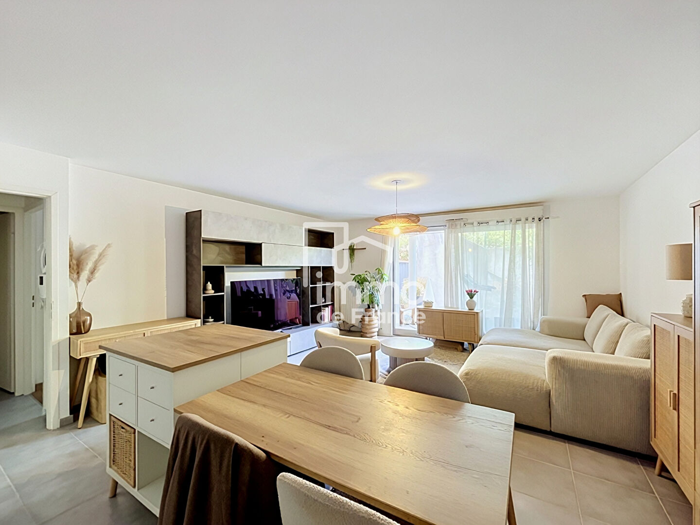 Rare T2 en rez-de-jardin avec terrasse, piscine résidents, garage et parking proche Genève