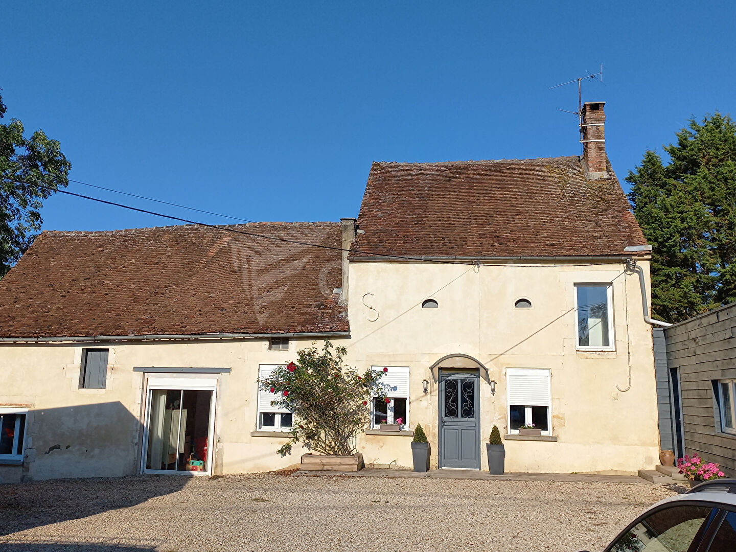 Confortable maison ancienne de Puisaye fraîchement rénovée dans son écrin de verdure