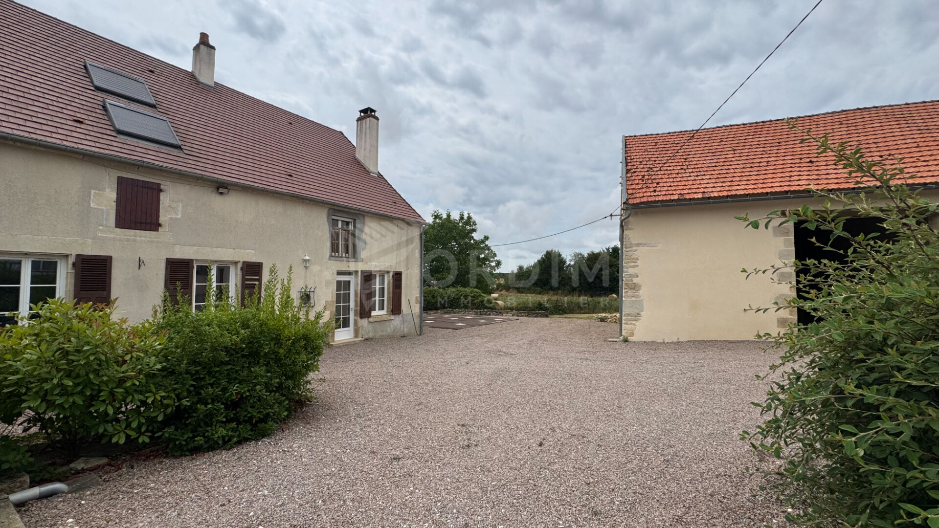 Maison ancienne d'env. 248 m² habitables, 4 chambres  sur terrain de 3111 m²