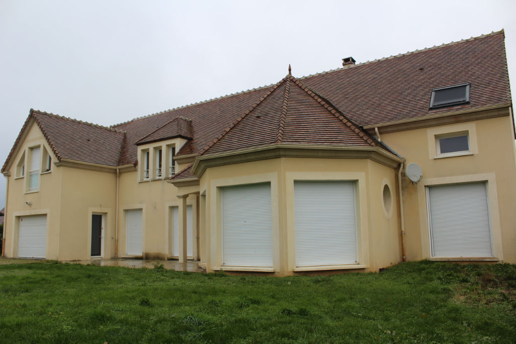 VILLEFARGEAU, belle maison de 220 m² environ