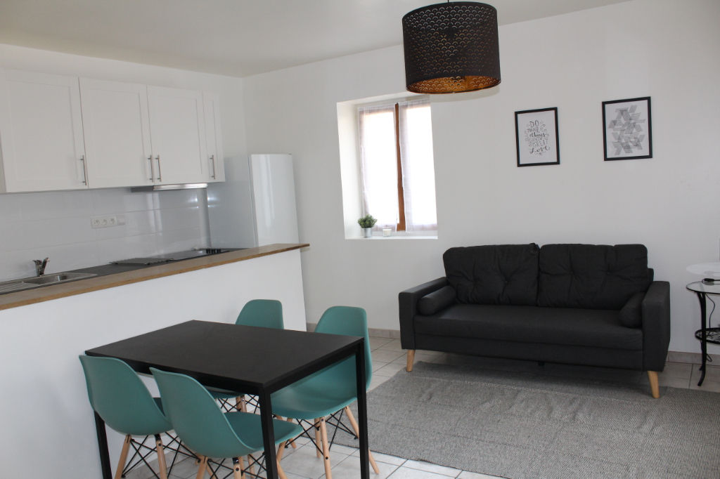 LIGNY LE CHATEL,  bel appartement F2 entièrement meublé et refait à neuf