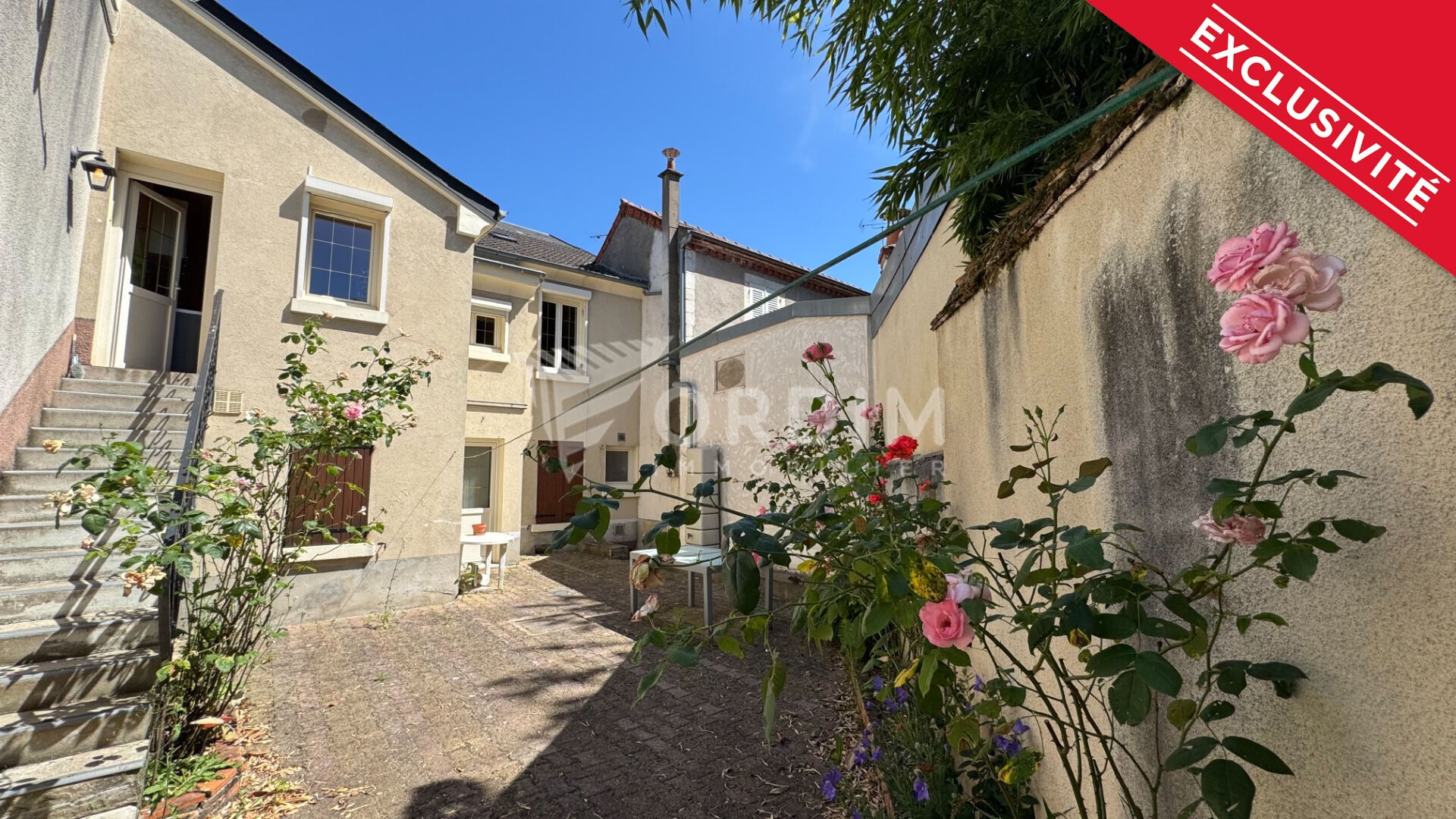 COSNE SUR LOIRE Maison comprenant deux appartements.