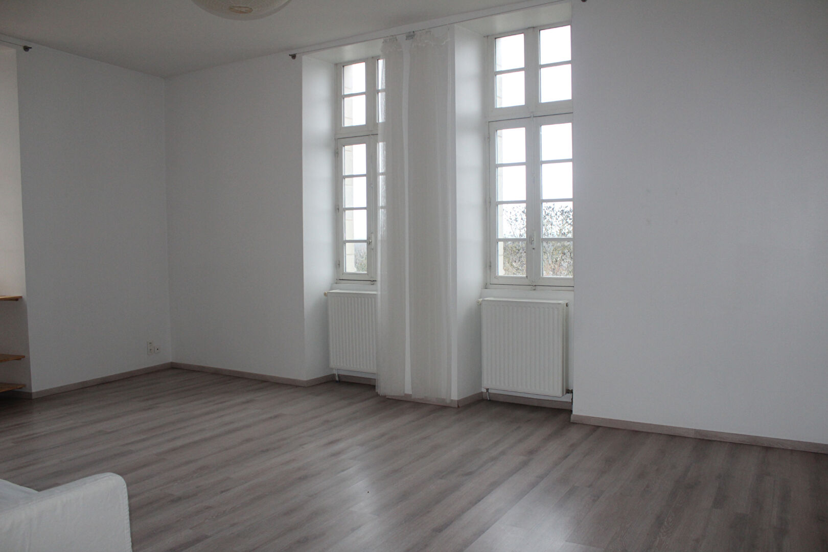 Photo JOIGNY, bel appartement  F2 dans immeuble sécurisé avec emplacement de parking sécurisé image 1/6
