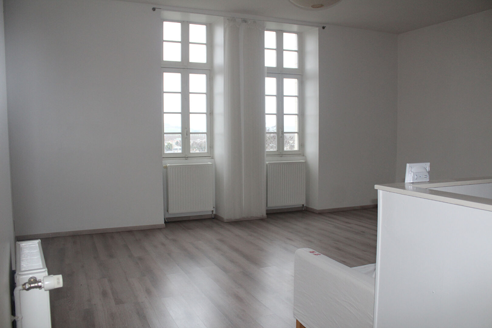 Photo JOIGNY, bel appartement  F2 dans immeuble sécurisé avec emplacement de parking sécurisé image 2/6