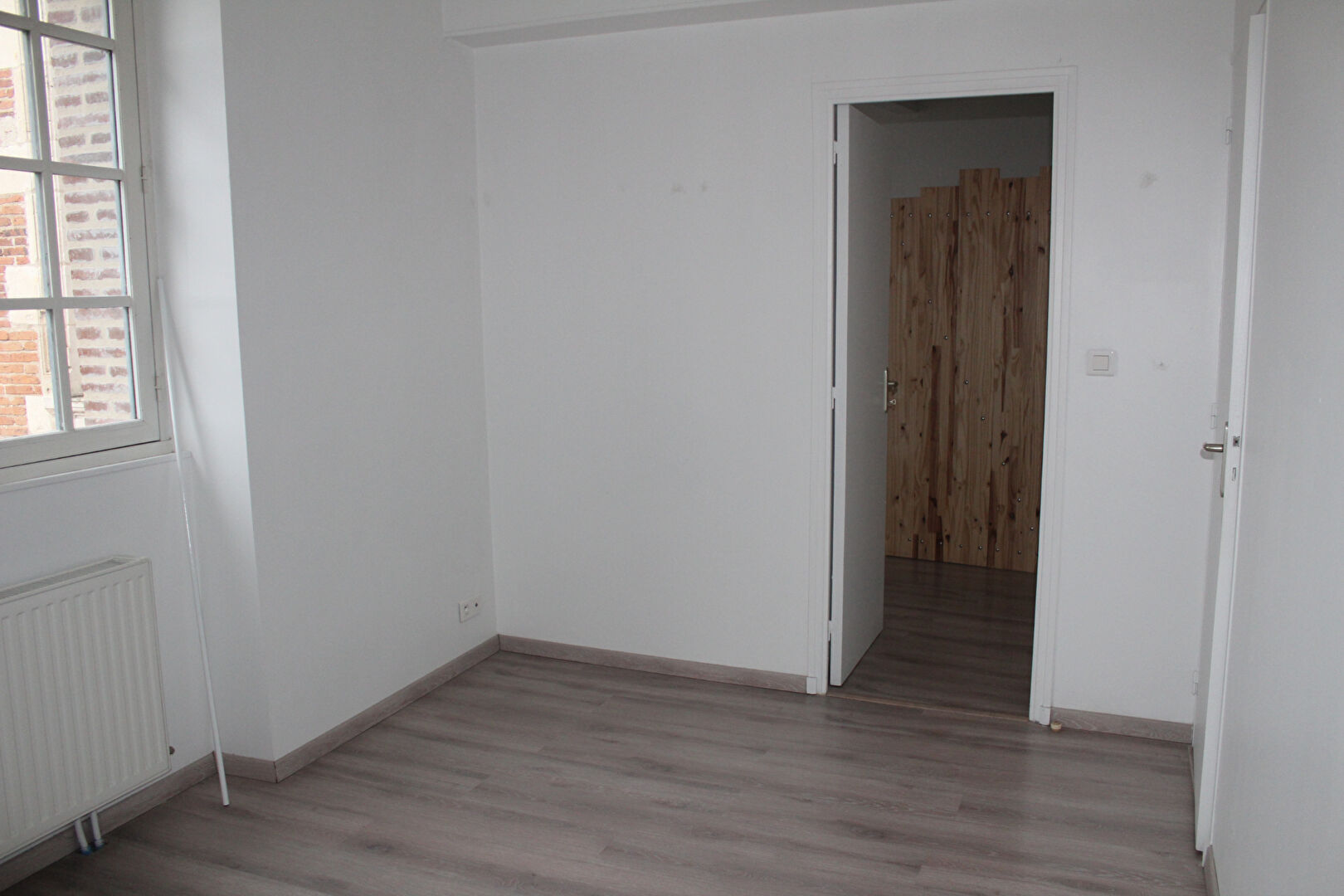 Photo JOIGNY, bel appartement  F2 dans immeuble sécurisé avec emplacement de parking sécurisé image 6/6