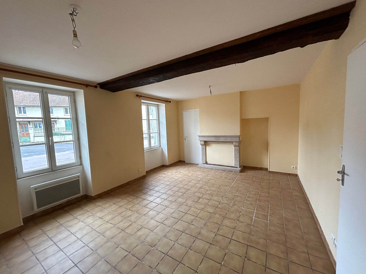 Photo GY L'EVEQUE, maison  de village mitoyen F4  en duplex avec garage et cave image 2/6