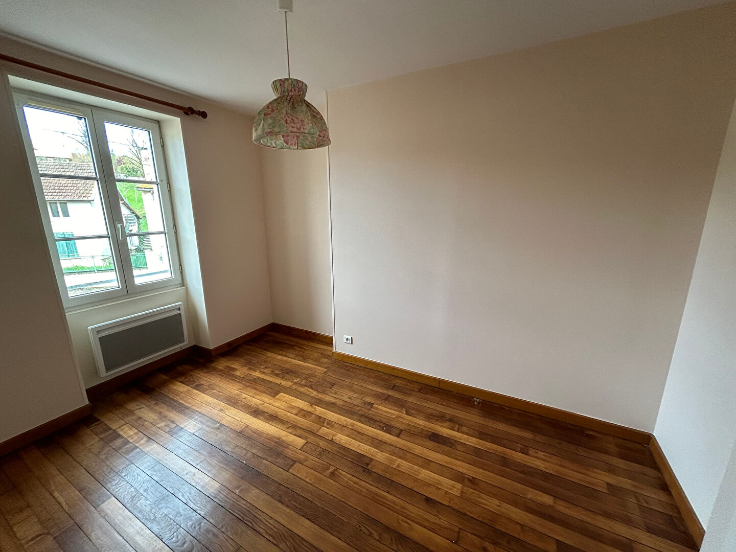 Photo GY L'EVEQUE, maison  de village mitoyen F4  en duplex avec garage et cave image 3/6