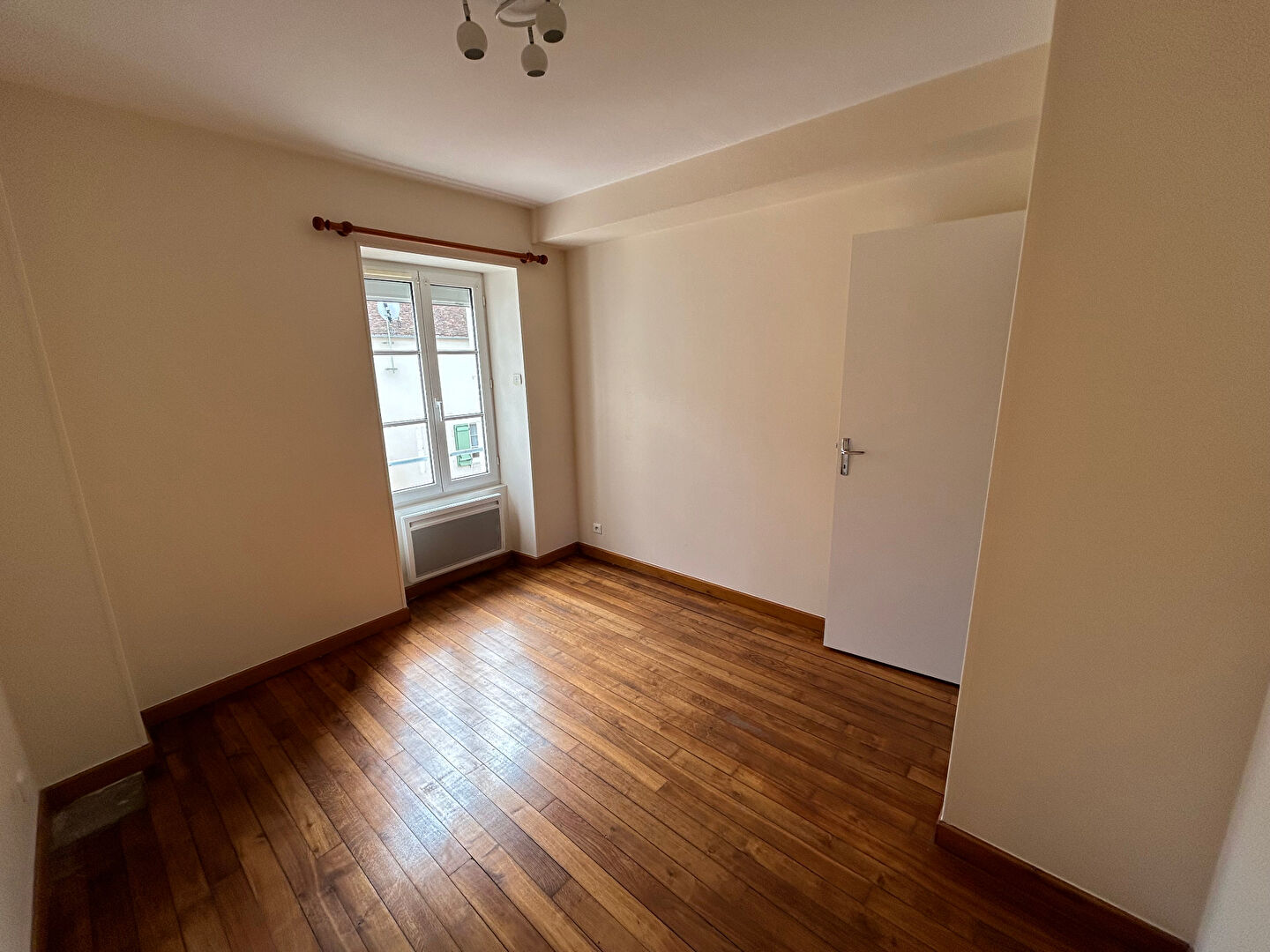 Photo GY L'EVEQUE, maison  de village mitoyen F4  en duplex avec garage et cave image 4/6