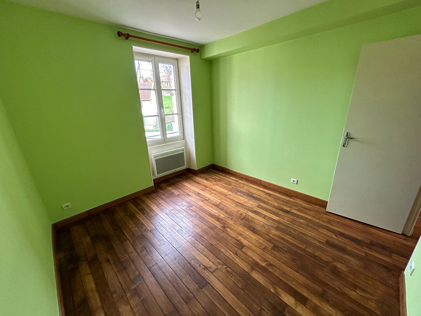 Photo GY L'EVEQUE, maison  de village mitoyen F4  en duplex avec garage et cave image 5/6